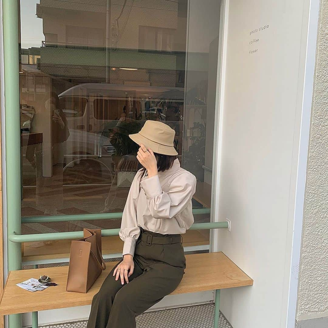 RiLiさんのインスタグラム写真 - (RiLiInstagram)「もこもこ？レザー？今季も取り入れたい【帽子コーデ】🐏👒⁣ ......⁣ 被るだけでこなれ感を出せる【帽子コーデ】🐻🧡秋にぴったりな帽子がたくさんのブランドから登場しているよ👀🗝️⁣ ⁣ フェルト帽やもこもこのアイテムでかわいらしさを引きだしたり🐰レザーのバケットハットでかっこよくまとめたり🦊今季も種類が豊富で迷っちゃう😆⁣ ⁣ 今年のトレンドはやっぱりバケツ型🧺💭小顔効果も期待できちゃうからおすすめだよ❗ぜひコーデに取りいれて小物で秋っぽさを引きたててみてね🍂⁣ ❣❣❣❣❣⁣ サイトやSNSで掲載させていただくお写真募集中😘📸⁣ かわいいコーデやアイテム、注目スポットなどが撮れたら、ハッシュタグ→#rili_tokyo  を付けて投稿❗⁣ ．⁣ Special Thanks💋 Photo by⁣ @cyocobi⁣ @__sumr__⁣ @k_riko__⁣ @aoxi23xx⁣ @h.y__117_⁣ @___a__zu⁣ @mimiy.0303⁣ @a_me_24⁣ @ayanyan_2⁣ .⁣ #帽子コーデ #フェルト帽 #もこもこアイテム #バケットハット #レザーバケットハット #バケツハット #シンプルコーデ #秋コーデ #冬コーデ #2020aw #rili_tokyo #おしゃれさんと繋がりたい #お洒落さんと繋がりたい #ファッション #패션스타그램 #ootd #outfit」1月10日 21時00分 - rili.tokyo