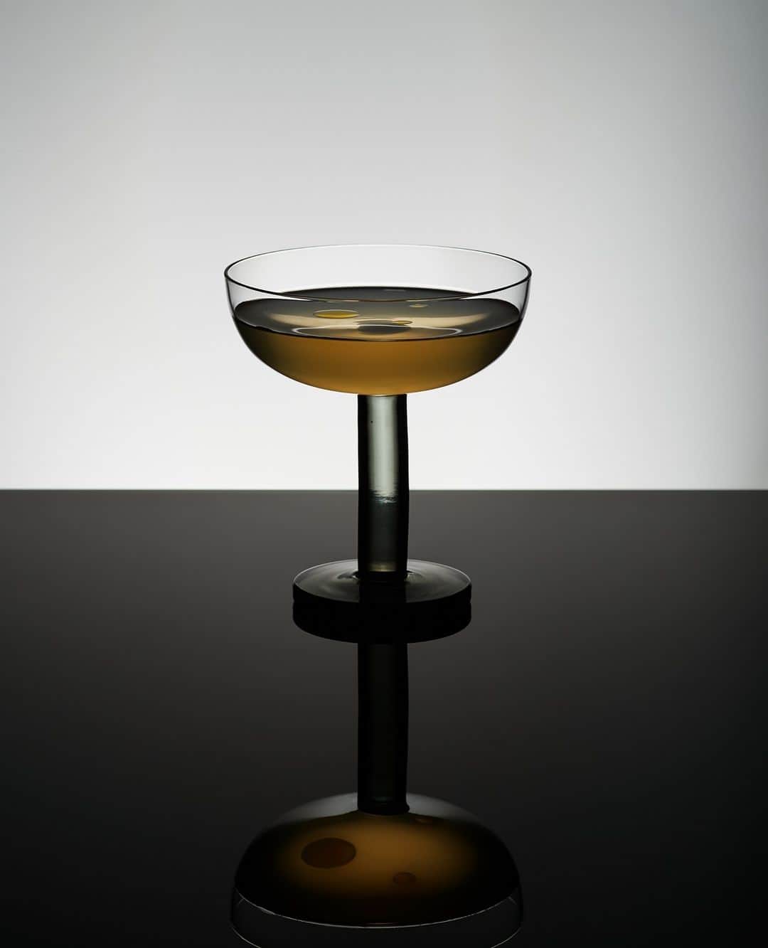 トム ディクソンのインスタグラム：「PUCK Coupe -  minimal and heavy-weight mouth-blown glass with a hint of smoke colour. ⁠ ⁠ Anchored with a thick base which is reminiscent of game pucks.⁠ ⁠ #tomdixonPUCK #coupe #champagnecoupe #glassware #barware #drinks #tomdixon #cocktails ⁠ ⁠」