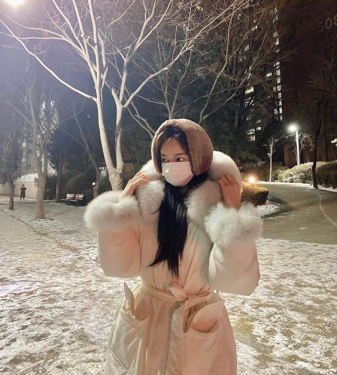 Hyemiさんのインスタグラム写真 - (HyemiInstagram)「집에만 있기 지루해서 잠깐 산책가는데 귀마개 한거 보고 (귀가 따뜻해야해..) 오빠가 군밤장수냐며..ㅎㅎ 응... 맞아 ㅎㅎㅎㅎ 나 지금 밤팔아...🌰🌰🌰  오늘 마약밤 마지막날🙄 아침 9시까지 주문받고 마감할께요🌰」1月10日 21時01分 - hinzajoa