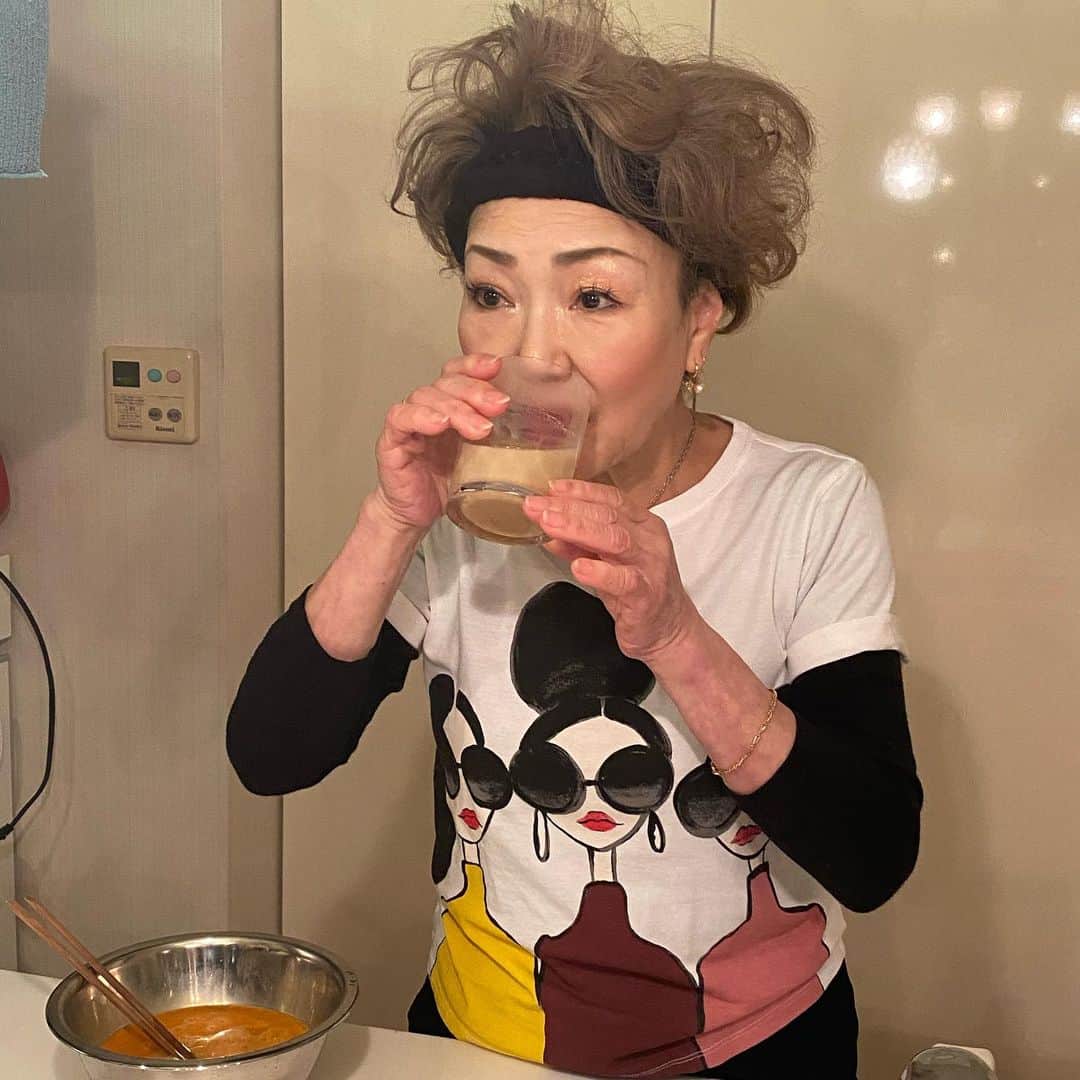 吉本新喜劇のインスタグラム：「#末成映薫 さん カフェラテ飲んではるのかと思ったら 白味噌でした。 photo by マネージャー #今はだし巻き卵を作ってくれています #マネージャーは出来上がるのを待つのみ #美の秘訣」