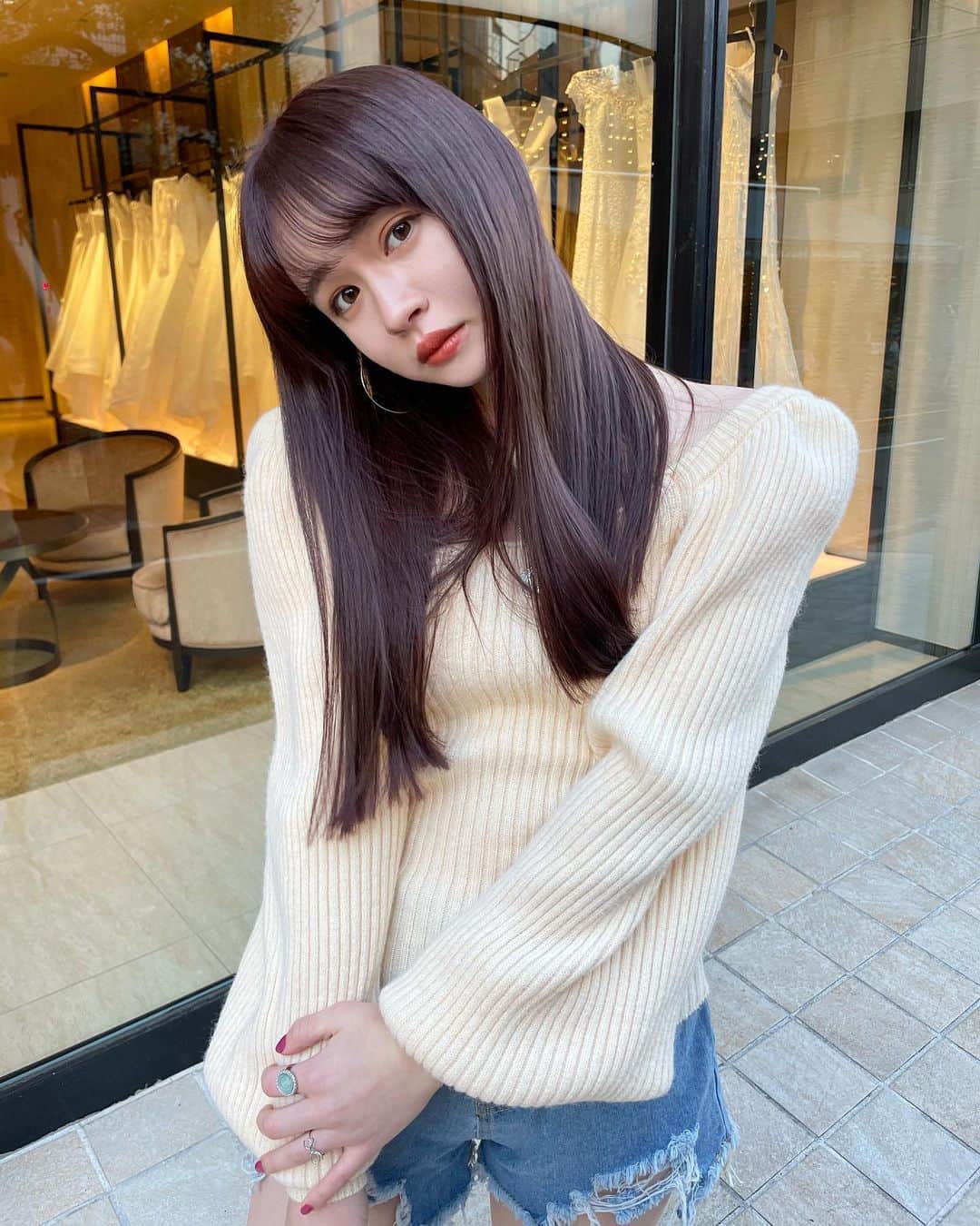 のインスタグラム：「・ ・ new meeee!!ˊᵕˋˊᵕˋ いつもありがとうです🤤🤤 毛先が傷んでたので、割りと切りましたの！ そしてピンク強めにして頂きました( "´༥`" ) 光に当たると余計綺麗でとっても楽しい💕 ・ #ナタリア聖奈 #ljk #セミロング #ピンクヘアー #アイボリー #ニットコーデ」