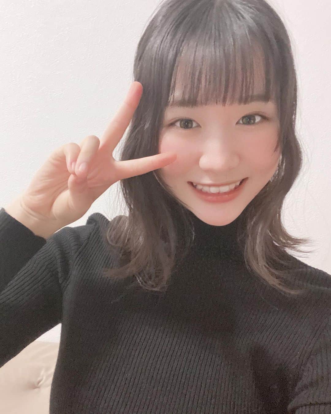 千寛のインスタグラム：「年末にお母さんのお誕生会やったんだ🥰🥰  お肉美味しかった〜♡♡(*´-`)❤️  お母さん、喜んでくれました😍  #お母さん #お誕生日おめでとう #虎離宮  #うにく  #お肉 #jk」