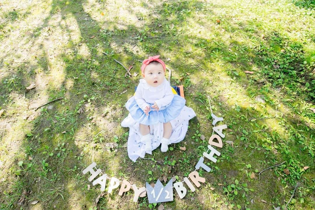Photream-こどもと家族の成長写真-さんのインスタグラム写真 - (Photream-こどもと家族の成長写真-Instagram)「- ハーフバースデーから、お姉ちゃんになるまで。 3回成長プランで2年に渡り、撮影させていただいているご家族様です。 これからも寄り添い、ずっと。 - 🕊1回目 6ヶ月の記念日に🎉 🕊2回目 1歳の記念日に🎂 🕊3回目 桜の季節に、元気に走り回っている姿に感動🌸 - - - 【初回実質半額！3回成長プラン】 マタニティ、ニューボーン、バースデーなどで利用可能なフォトリの「3回成長プラン」では、子ども撮影が得意なフォトリのカメラマンのみが、出張撮影しています。 【現在開催中のキャンペーンはURLから】 💎おうちフォトなら、お好きなブランドの衣装代が実質無料！ 👘お宮参り撮影が、期間限定で3,000円オフ！ - - #フォトリ　#フォトリスタジオ  #ハーフバースデー  #家族写真のすすめ  #出張撮影 #ロケーションフォト #関東ママ #関西ママ #バースデーフォト  #お誕生日撮影  #新米ママ #プレママ  #2020生まれ #インスタキッズ #ママリ #コドモノ #子どものいる暮らし #令和ベビー #女の子ママ #男の子ママ #おしゃれきっず #キッズコーデ #キッズファッション  #ままのて #ハーフバースデーフォト  #男の子ベビー #バースデーフォト  #家族写真 #ベビフル #赤ちゃんのいる暮らし」1月10日 21時06分 - photream_com