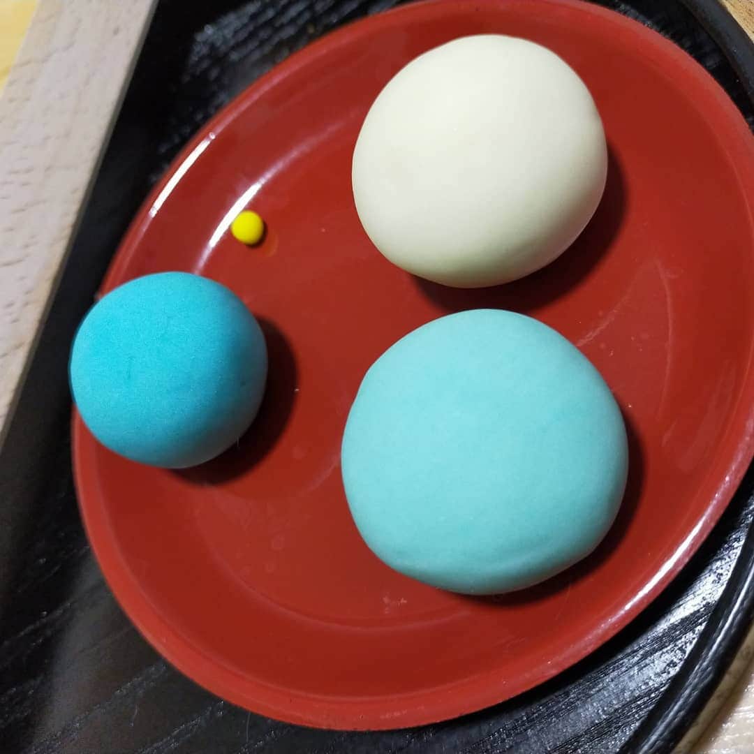 宮森セーラのインスタグラム：「久々に創作和菓子。  和菓子の中に最近の青空を閉じ込めました🌸  手毬、もっと細かく線を入れられるようになりたいなぁ🤔🤔  ケースに入れても可愛くておきにいりです✨  #宮森セーラ #宮森セーラはいいぞ #生島企画室 #和菓子屋みやもり #和菓子 #上生菓子 #練り切り #ねりきり #手作り #おうちで和菓子 #日本 #伝統 #青空  #followme #japan #japanesefood #sweets #japanesesweets」