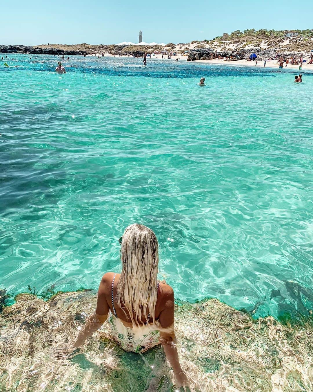 のインスタグラム：「One of my favorite beaches at Wadjemup 🧜‍♀️  It’s always an incredible time on the island, riding bikes, snorkeling and saying hi to the quokkas.  This time though I was disheartened by views of even more litter than ever before. Both underwater and on the beach. There was more than even we could pick up ourselves 😢 but we tried!    It’s the height of summer, school holidays and you know what, it’s no excuse. I really truly hope more people start caring about this world, this beautiful nature we all get to enjoy, and stop polluting it so carelessly. It first starts with rethinking what we buy... plastic doesn’t break down and it’s just not cool. Get yourself a reusable water bottle, save money, help the environment and your health all at once.  Sadly micro plastics have even been found in the placenta of unborn babies 😢  They are dangerous for our health, our oceans, and are killing our precious marine life 🐬🐢🐋🐠  Next time you’re at the beach or park please don’t bring plastic, bring your reusables and please please please @take3forthesea 🙏🏼🌊💙🌏  📸 @bobbybense  #planetoverplastic #take3forthesea #wadjemup #rottnestisland #rottnestislandwa #seeaustralia #justanotherdayinwa #australia #seeperth #snorkeling #summerholidays #savetheplanet #protectmarinelife #saynotoplastic #plasticfreeliving #mermaidvibes #mermaid #travelcommunity #beachesnresorts #wonderful_places #beautifuldestinations」