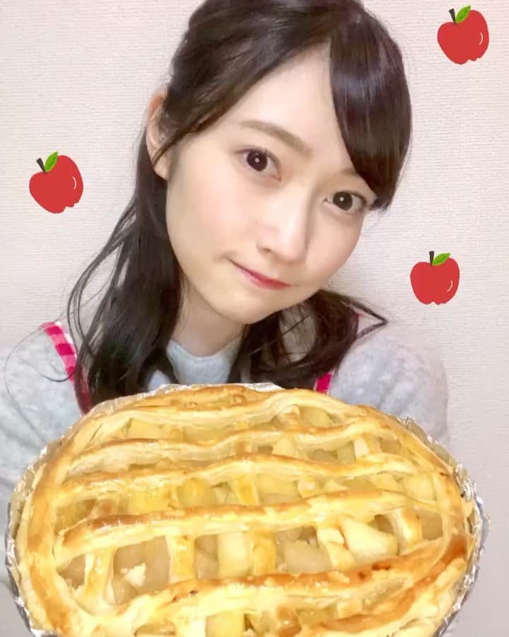 末井櫻子のインスタグラム：「アップルパイつくった🧸💭 ． ． “お店のやつみたいじゃ”ってお父さんも喜んでくれて嬉しい👨🏻♡ ． ． ． #おうち時間  #アップルパイ #🍎 #手作りアップルパイ  #手作りおやつ」