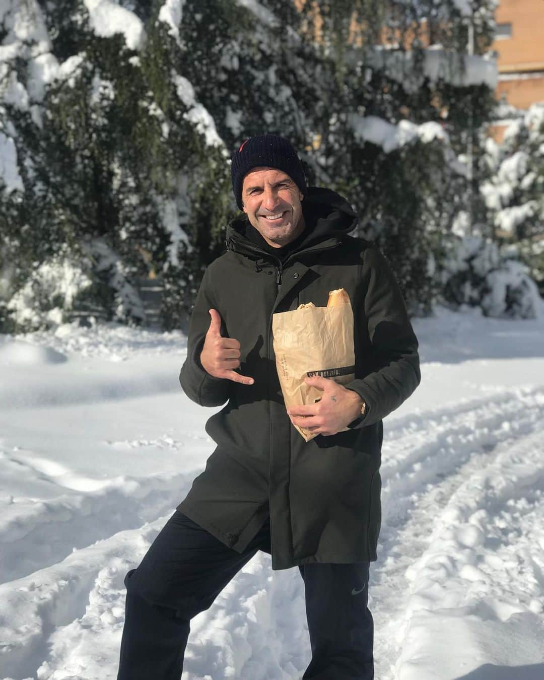 ルイス・フィーゴさんのインスタグラム写真 - (ルイス・フィーゴInstagram)「Fresh bread 🥖 is arriving 😜❄️☃️👌」1月10日 21時19分 - luis__figo