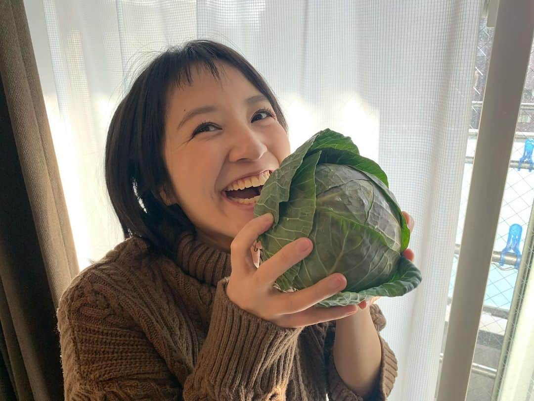 藤林温子のインスタグラム：「. たむけんさんから 家庭菜園のキャベツを いただきました 葉っぱと葉っぱが 密集してて とっても甘くて 芯までペロリ😊 美味しかったです😭😭😭 #家庭菜園」