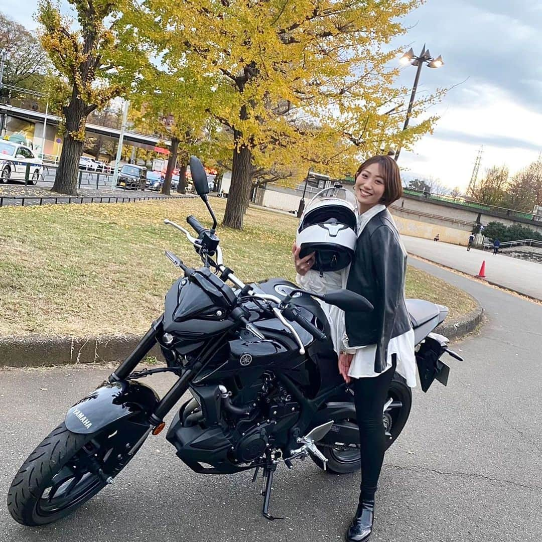 小川奏さんのインスタグラム写真 - (小川奏Instagram)「初バイク🏍﻿ 新しい自分を発見👀 ﻿ YAMAHAのバイクで撮影をして頂きました✌🏻﻿ 生まれて初めてバイクを目の前にしましたが…﻿ とにかくかっこよくて、すごく楽しかった！﻿ バイク凄い！﻿ ﻿ ﻿ かっこいいバイク女子になりたいから免許でも取ろうかな…🥺  私なりにバイクに合うような服装を選んでみました✌🏻  #ショートヘア #ショートカット #ショート女子 #サロモ #サロモ募集 #被写体モデル #被写体 #バイク #バイク女子 #バイクのある生活#バイク好きな人と繋がりたい #ライダースジャケット #ライダースコーデ #革ジャン」1月10日 21時20分 - kana_missg2020