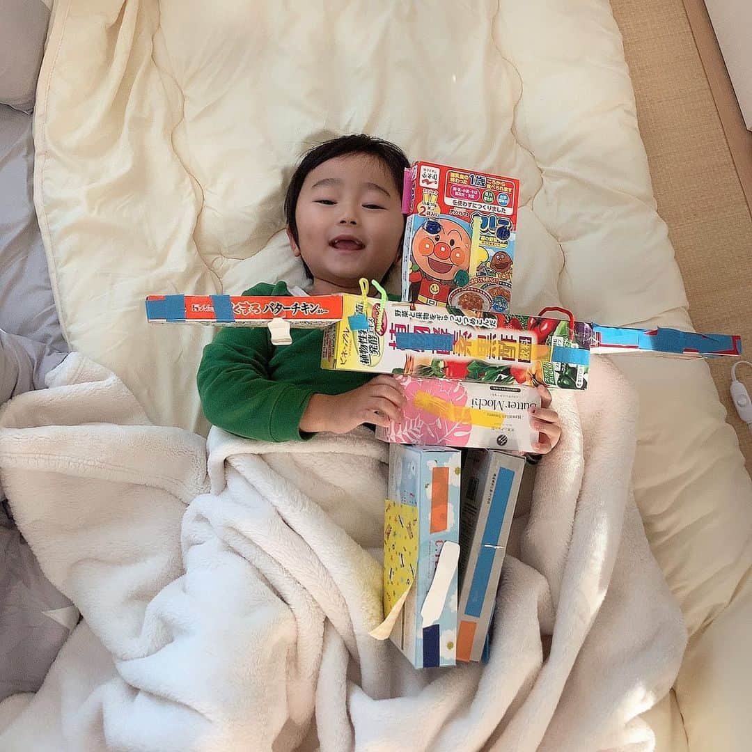 MII MAMAのインスタグラム：「. . . 幼稚園で作ってきた｢るーきーロボット｣🤖💓 耳かき機能ついてた🤣🤣🤣w . 子供の発想力は無限大やわ🤣👏🏾✨ ------------------------------------------ 🔎White Style mi mama 良かったらチャンネル登録お願いします🙇🏽‍♀️ #YouTube#ユーチューバー#主婦ユーチューバー#MIIMAMA##チャンネル登録お願いします#2児ママ#年子ママ#ホワイトインテリア#モノトーンインテリア#シンプルな暮らし#収納#ホワイト収納#イチナナ#イチナナライバー#専属ライバー#主婦ライバー」