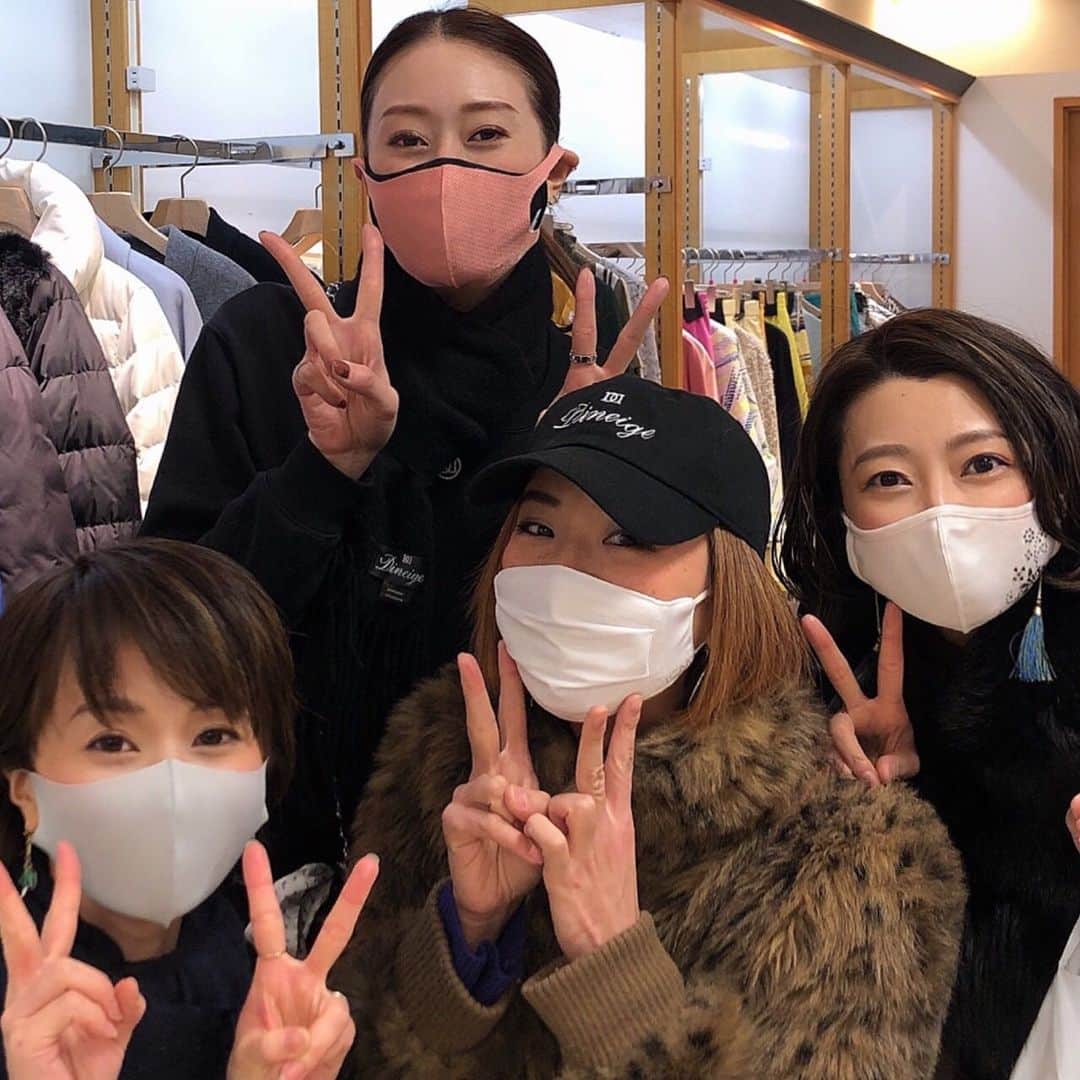 貴千碧のインスタグラム：「行ってきました行ってきました😍💕 @dai_hosho_official  @maiko_kirara  @hiyo_anri_insta0908  のPOPUPショップ🌹✨  大さん、まいこ、ひろこのそれぞれのブランドはセンスの良い3人の「こだわり」が沢山詰まっていてお洒落なものがいっぱい✨✨ 以前日比谷シャンテで買わせて頂いた大さんのキャップもTシャツもめちゃ愛用してます😆そして先日GETしたスウェットもデザインがとってもお洒落でお気に入りアイテムに😘 ぴろこが作っているアクセサリーもどれも本当にお洒落で可愛いけど、お洋服も変わったデザインが沢山あって見てるだけでも楽しかったです💕 そして…私ずっと狙っていたまいこセレクトのコートをGET🧥😭 胸熱。我が家へようこそ😭🙏✨まいこのハイセンスが光っている。 久しぶりの再会に心躍る1日でした😍❣️  . .  宝塚阪急百貨店　2階 POPUP会場にて12日までオープンしています💐 「美」が溢れた素敵な空間です✨✨👑この機会にぜひ皆様足をお運び下さい☺️🙏  . . それぞれの#道　を#敬い#尊重　し#応援し合える#素晴らしい方々　#商品　の隅々に#センス　が#光っている#ジュエリー#アクセサリー#ヘアグランス#マスク#キャップ女子 #キャップコーデ#ロゴスウェット #アウター#お洒落 #関西上陸#ブランド . . 私も西宮北口での貴千碧パブリックショー初日、無事に終えました☺️🙏いらして下さいました皆様と楽しい時間を過ごせて幸せ🌹✨お越し下さいました皆様、本当にありがとうございました💕」
