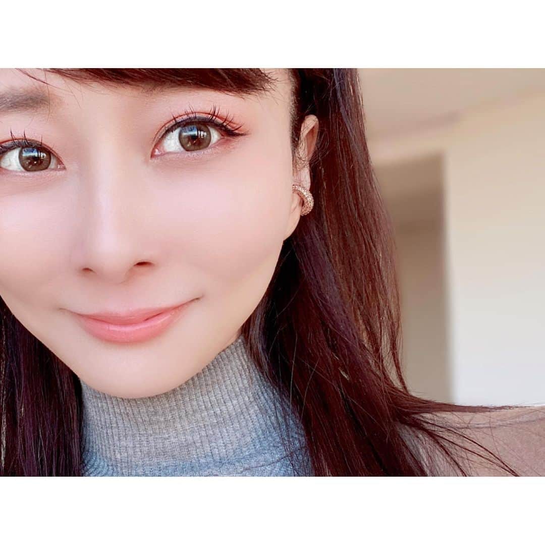 石井美保さんのインスタグラム写真 - (石井美保Instagram)「昨日postしたフジコ @fujiko_brand 珊瑚ピンクはつけるとこんな感じに発色しますよ。 アイシャドウはフジコのミニエアリーディップパウダーの儚げピンクベージュをベースにCHANELのレキャトル368ゴールデンメドウ。」1月10日 21時15分 - miho_ishii