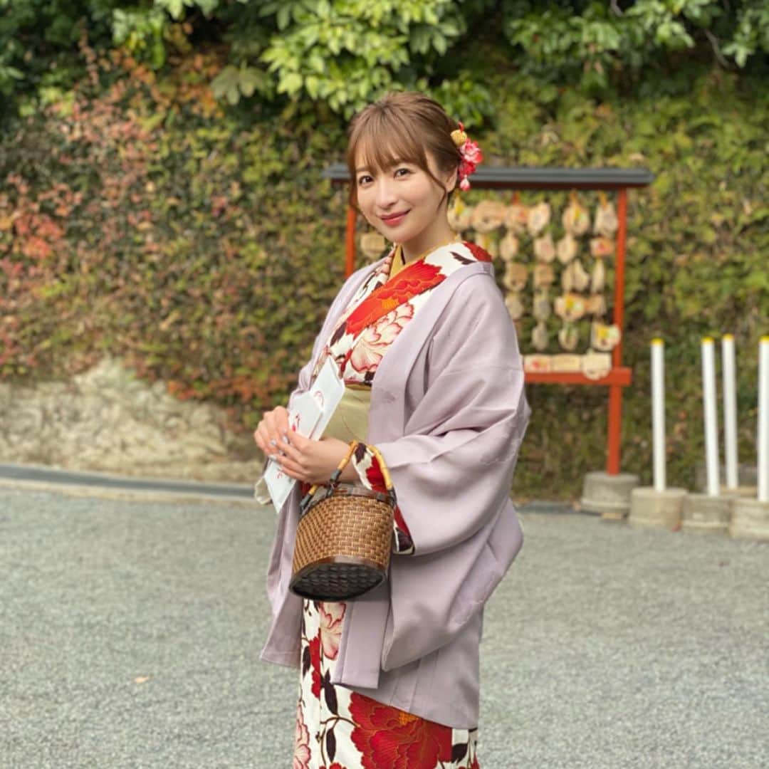 のインスタグラム：「少し前にお着物きました👘💓 今年は旅行もできず、遠出もしづらいお正月休暇だったので、その代わりにお着物だけでも着て気分転換！って方が多いそうです😋✨（着付けの方談） 気持ちが引き締まった🥰」