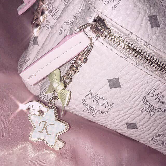 加藤咲希のインスタグラム：「ファンの方から貰ったこのキーホルダー可愛くてずっと付けてる💭 . イニシャルのKも入ってるの嬉しい👶🏻🎶 . . #加藤咲希 #かとぅ #かとっこ🐱🌸 #かとかめら☺︎ #mcm #しなもろーる #シナモロール #cinnamoroll」