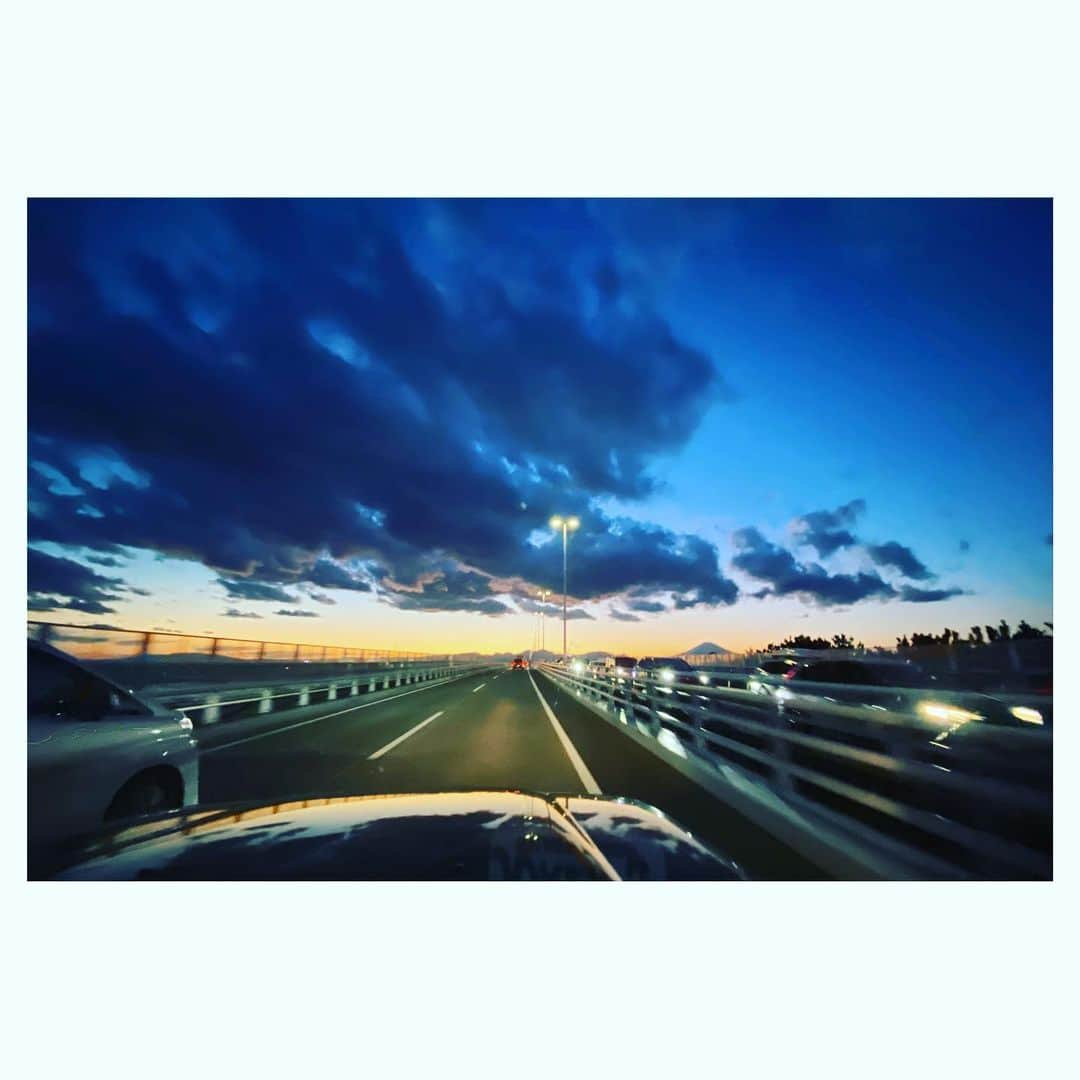 Caravanのインスタグラム：「2021.01.10  日倉士歳朗さん。  最後のレコーディング作品は  本当に素晴らしく、力強く、  沢山の愛に包まれていて  光溢れるメッセージ。  信じられないし信じたくないけど　　  バディやサムズアップで  歌ってる姿が今でも焼きついてる。  音楽は永遠。  #日倉士歳朗」