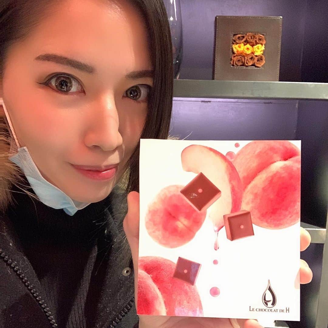 ERYさんのインスタグラム写真 - (ERYInstagram)「ルショコラドゥアッシュのバレンタイン新作発表会へ行ってきました！ 今年の新作ボンボンもタブレットもすんごいー！！！ 発表会に参加の皆様は、大体の方がショコラをカットして半分くらいはお持ち帰りされるのですが、私は半分で我慢出来ず全種類完食してしまいました。 今日の運動量増やさなければなりませんね。笑  今年のボンボンのテーマはフルーツのしずる感。全部で8種類あり、 フリュイショコラポム(りんご) フリュイショコラナイヤガラ(ぶどうと白ワイン) フリュイショコラオランジュギーヌ(オレンジ) フリュイショコラペッシュ(白桃) フリュイショコラフレーズ(苺とバルサミコ) フリュイショコラアプリコット(杏とココナッツ) フリュイショコラマイヤーレモン(レモンと蜂蜜) フリュイショコラポワール(洋梨とティムットペッパー)  どれも繊細に組み合わされたフルーツとカカオのバランスで、とーっても美味しい！ ガナッシュの口溶けとそれを邪魔しないエンロービングショコラ(外側にかかっている部分)も、断面も、他では見た事のない美しさ。  この8種類、どれも似ていなくて食感も味もそれぞれが全く違うので、もしどれか一つを選ぶとしたらめちゃくちゃ迷います。 その中で、特にこれは！！！ という「推し」を選ばせていただくとしたら、今回は フリュイショコラペッシュ かな！！ 桃の瑞々しさを感じるのにしっかりショコラとしての優しい甘さがあり、記憶に残りました。  長くなってしまったので、タブレットはまた別で投稿しまーす！ #ルショコラドゥアッシュ  #lechocolatdeh  #ルショコラドゥアッシュ銀座本店  #lcdhアンバサダー  #ショコラアンバサダー #バレンタイン2021 #チョコレート」1月10日 21時23分 - bass_ery