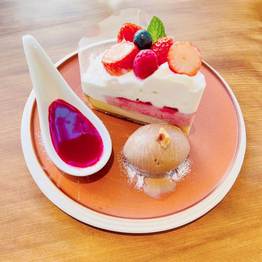 ケイン・デニスのインスタグラム：「#ケーキ  なんか #イラスト みたいなケーキやった。エスコヤマのカフェで。美味しくいただきました。  ハッシュタグ #ラズベリーソースが絶妙 #エスコヤマ #hanare  #神戸カフェ　#神戸カフェ巡り #スイーツ　#飯テロ　#可愛いカフェ」
