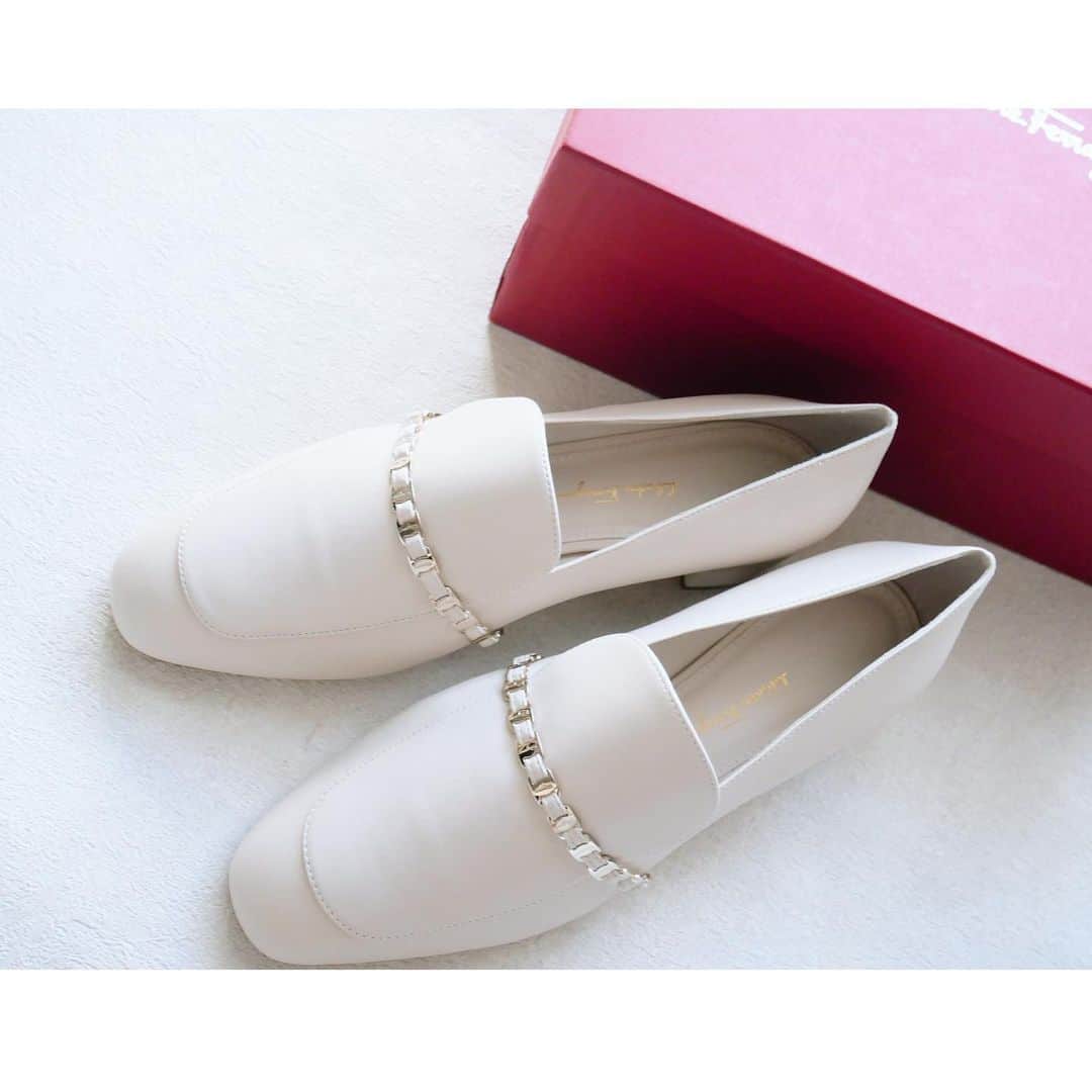 htrkmkのインスタグラム：「New shoes🥿✨  お洋服はプチプラメインだけど 気に入ったのがあれば投資する！ と決めているのが靴。  良い靴は良いところに連れていってくれる… なんて格言を信じてるからではなく 私の足は26cmくらいあって そろそろDIANAも入らなくなってきたし (まだ成長中みたい…) プチプラのビッグサイズか、外資ブランドか の極端な2択になっちゃうんです😂 ペリーコとか、ネブローニとか、ファッション雑誌でお馴染みの靴ブランドも 入らない型の方が多いという悲しさ…  アイボリーで歩きやすく しっかりした靴が欲しいなー と思ってる時に出会ったこちらは ローファーのようなデザインだけど 太い3㎝のヒールにチェーンデザインで⛓ 綺麗めにもカジュアルにも履きやすい1足で 試着して、デザインと歩きやすさに即決!! 三越のセール中で60%オフでGETできちゃいました✨  ✁┈┈┈┈┈┈┈┈┈┈┈┈┈┈┈┈  UNIQLOやGU ZARAなどの プチプラアイテムを使った きれいめカジュアルコーデ  トップスはSかM ボトムスはLかそれ以上、と 腰の骨盤が横に広くおお尻も大きい 極端なほどの洋梨体型ですが それでも細見えするように工夫してます  ✧キレイめプチプラコーデ: @htrkmk  ✧美容や共働き夫婦のライフスタイル: @htrkmk_lifestyle   ✁┈┈┈┈┈┈┈┈┈┈┈┈┈┈┈┈  #フェラガモ #フェラガモパンプス #26cmパンプス  #デカ足  #きれいめファッション  #綺麗めファッション  #綺麗めカジュアル」