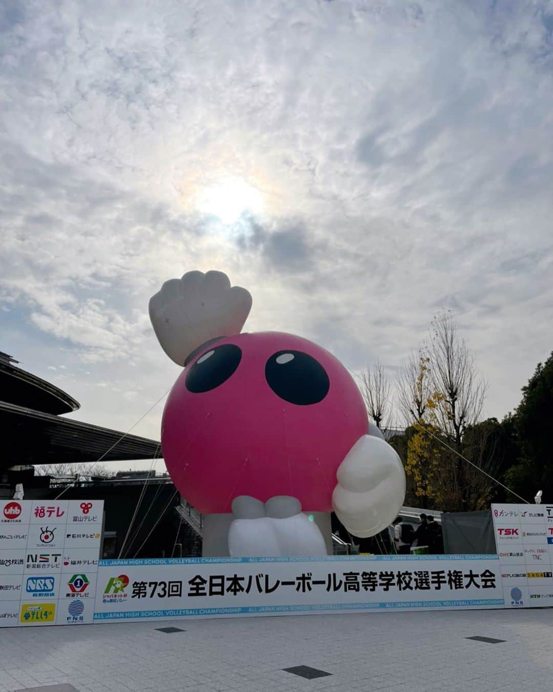 のインスタグラム：「・ 春の高校バレー、全日程終了しました🌸 ・ 優勝した、東福岡高校、就実高校の皆さん おめでとうございます🏆 そして残念ながら負けてしまった選手の皆さんもお疲れ様でした✨ ・ 今大会は試合以外の部分で色んなものと戦わなくてはならず、会場の雰囲気もいつもとは全く違うし、本当に大変だったと思います。 2位もビリも一緒だ！と優勝以外許してもらえない指導の中で育った私ですが、結果関係なく全員が力を合わせて頑張った大会だったんじゃないでしょうか😭 高校生の頑張りに私も勇気をもらいました。 ・ 選手、関係者の皆様、バボちゃん、本当にお疲れ様でした🙇‍♀️✨ ・ #バレーボール #春の高校バレー #春高バレー2021 #東京体育館 #バボちゃん #おひさまをアタック」