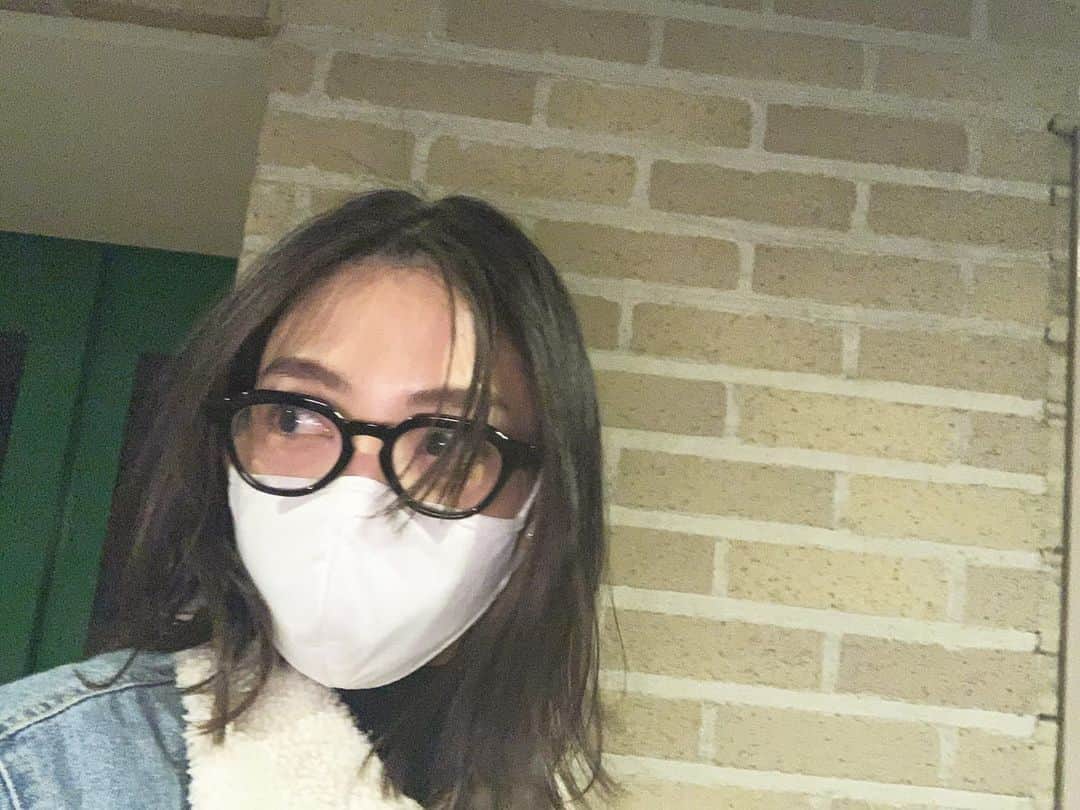 仲美咲のインスタグラム：「東京は緊急事態宣言中ですね。。 . もう寒いし私は外出が必要なとき以外は基本お家にこもってます笑 . おうちにいる時間が長い時何しようか迷いますがわたしは自分磨きを家でできるだけしています。もうすぐ撮影も入ってくるのでスキンケアもマッサージもお風呂の時間もいつもより長く丁寧に😌 . 今日は買い出しをしにスーパーにいっただけ🙆 寒くて小走りで帰ってきました笑 . #寒くて小走りしがち #冬はタートル着がち #メガネ曇りがち」