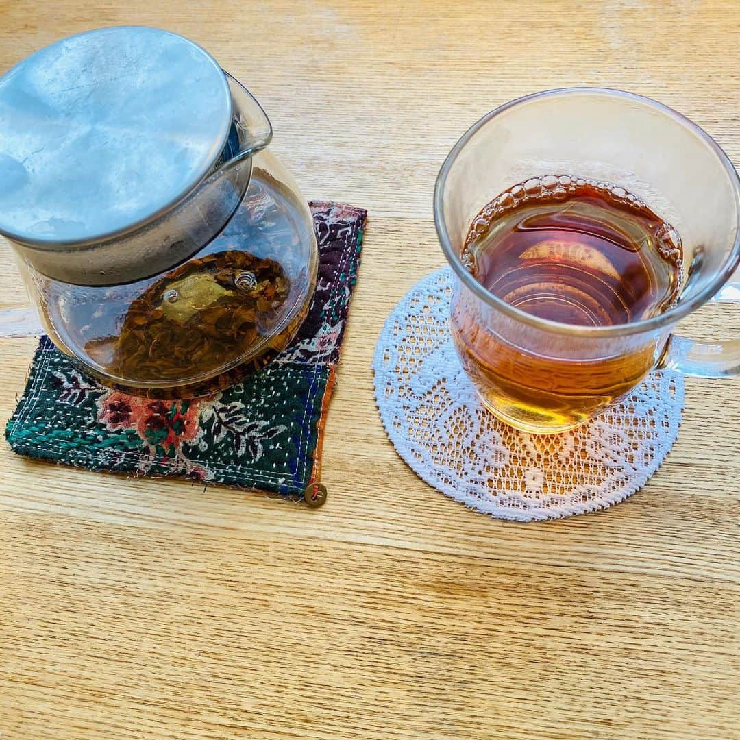 大宮エリーさんのインスタグラム写真 - (大宮エリーInstagram)「お茶活はじめました なぜなら大量にあるから、、  いろいろからだに どう効くのか感じながら 味わいながら 消費して行こう！  今日は ウバティー  ウバはスリランカのウバ州で生産される紅茶で、ダージリン、キームンと並ぶ世界三大紅茶の一つ。 ウバの味は「ウバフレーバー」と言われるほど個性的。 ウバはバラやスズランのように甘く爽やかな香り。  ウバにはタンニンが豊富に含まれていて、タンニンは渋みを感じる成分の事で ポリフェノールの一種であるタンニンは、強い抗酸化作用があるので老化の原因となる活性酸素を取り除いてくれる効果があるんだって。 わー  またメラニンの増殖を防いでくれるので、美白効果もあるんだって。 わー  普通に美味しいし 飲みやすい タンニンのにがさ あまり感じないな 紅茶よりタンニン多いのに なぞ！  #ウバ #ありがとう ＃がんがん飲みます ＃お茶活」1月10日 21時30分 - ellie_omiya