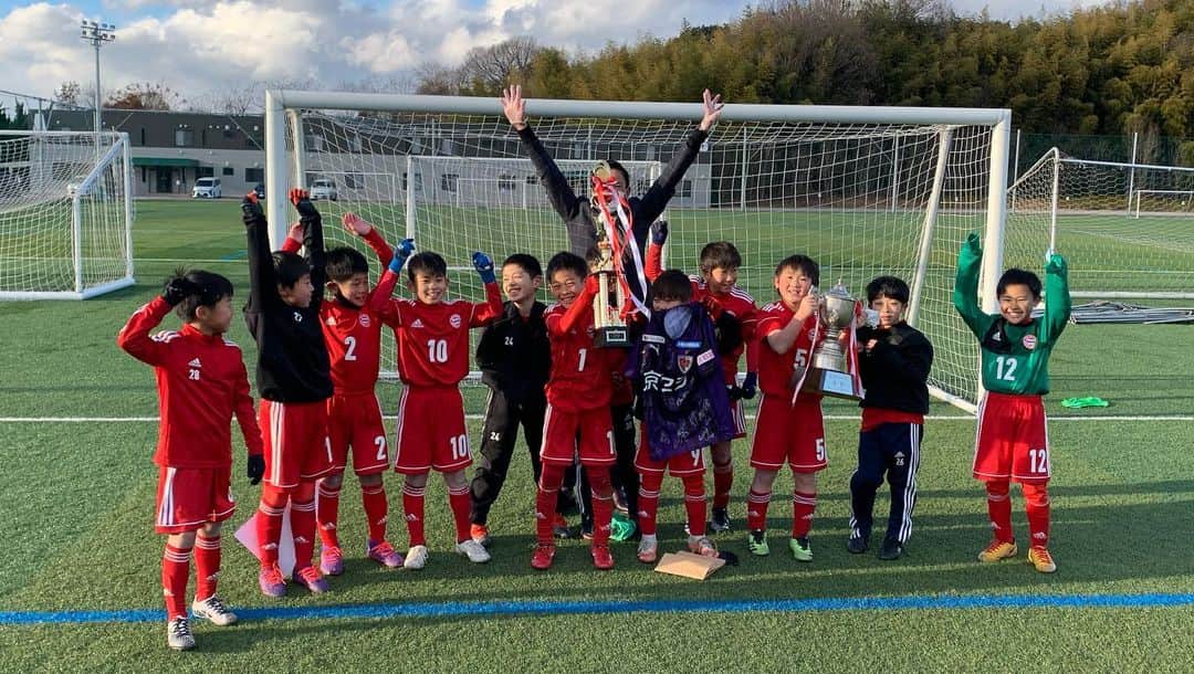 森脇良太さんのインスタグラム写真 - (森脇良太Instagram)「#森脇良太杯 🏆  FCバイエルンツネイシの子供たち。 優勝おめでとう㊗️🏅😆  子供たち… それはいい！じゃないのよ😭笑。一緒に歌ってくれないと😭 2枚目はトロフィーで顔が隠れてるし😭  まぁまぁいいでしょう！ 子供たちの素晴らしい笑顔が見られたら！🤣笑  @bayerntsuneishi_official  #優勝　#チャンピオン　#トロフィー  喜ぶチームもあれば悔し涙を流したチームもある。 この大会に参加して最後の笛まで勇敢に戦った子供達に心から大きな大きな拍手を送りたい👏👏👏」1月10日 21時32分 - moriwaki46_official