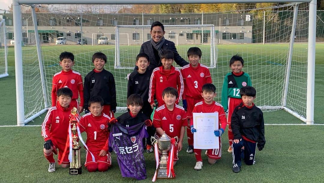 森脇良太さんのインスタグラム写真 - (森脇良太Instagram)「#森脇良太杯 🏆  FCバイエルンツネイシの子供たち。 優勝おめでとう㊗️🏅😆  子供たち… それはいい！じゃないのよ😭笑。一緒に歌ってくれないと😭 2枚目はトロフィーで顔が隠れてるし😭  まぁまぁいいでしょう！ 子供たちの素晴らしい笑顔が見られたら！🤣笑  @bayerntsuneishi_official  #優勝　#チャンピオン　#トロフィー  喜ぶチームもあれば悔し涙を流したチームもある。 この大会に参加して最後の笛まで勇敢に戦った子供達に心から大きな大きな拍手を送りたい👏👏👏」1月10日 21時32分 - moriwaki46_official
