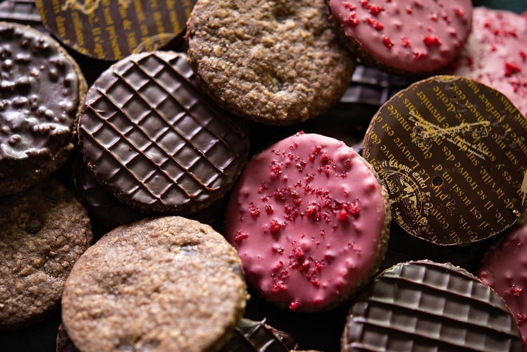 チョコレートカカオさんのインスタグラム写真 - (チョコレートカカオInstagram)「How to make How to make Chocolate chips cookies Valentine's day 【手作りバレンタイン】サクほろチョコチップクッキー  YouTube https://youtu.be/sUwfC03Eotw  #Youtube #foodie #instafood #dessertporn #yummy #recipe #chocolate #tasty #dessert #チョコレート #chocoholic #お菓子作り #feedfeedbaking #cookies #cookie #クッキー #rubychocolate #ルビーチョコ #cookiedecorating #cookieart #cookiesofinstagram #chococookies #チョコクッキー #バレンタイン #valentine #valentines #valentinecookie #valentineday #valentinegift」1月10日 21時32分 - chocolate_cacao_seijin