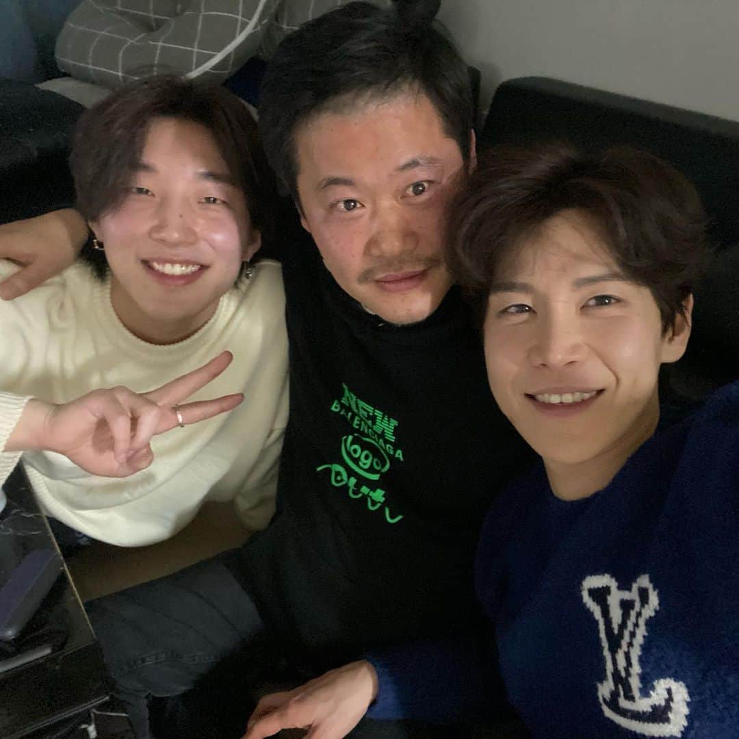 ハンビョル のインスタグラム：「Selfie with the family   #BigOceanENM」