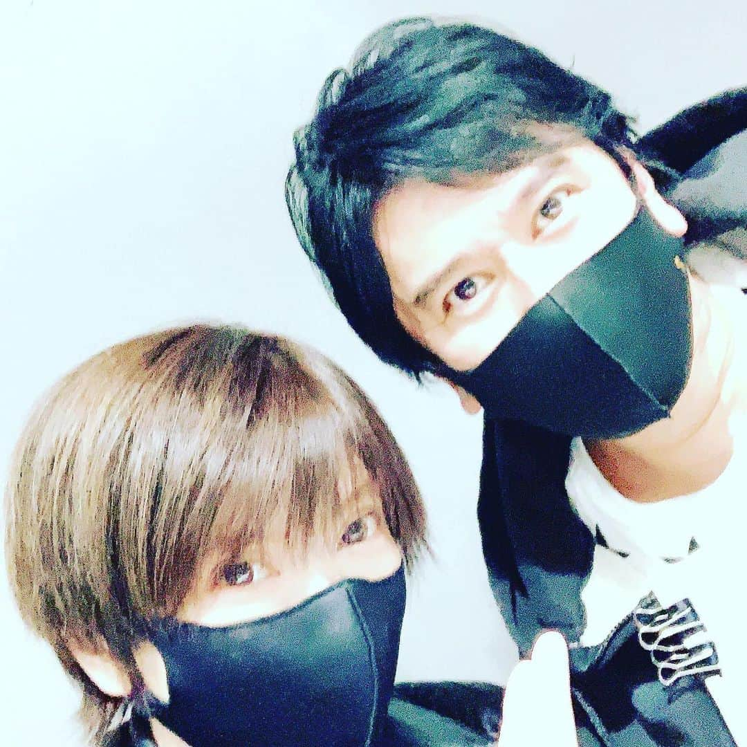 YU-KIさんのインスタグラム写真 - (YU-KIInstagram)「#川崎麻世 さん。初めてご一緒させて頂いたんですが、アニキ的な存在かな？麻世さんのセリフの重み、脚本家真木のシーンはやはり締まる。お芝居での絡みはないけど、待ち時間にお話する時、自分が考えても、答えが出てこない事、どんな質問さえしっかり答えてくれてね。褒めて頂いたのも嬉しかったなあ。🙌これからも繋がっていられたらと感じる方。😊 それにしても、マスクしてても すぐ麻世さんてわかるって。😷 目力が凄いのだー😳笑 #川崎麻世　#麻世さん #trf  #ユーキ　#trfyuuki #舞台 #初共演 #大先輩🙌」1月10日 21時33分 - yuuki.trf.1912