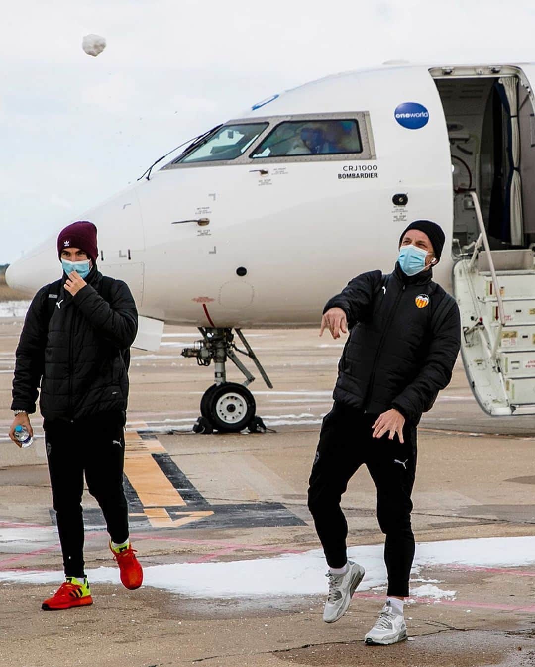 バレンシアCFさんのインスタグラム写真 - (バレンシアCFInstagram)「📍 ̶A̶L̶A̶S̶K̶A̶ ̶ VALLADOLID  🛬 ¡Ya estamos aquí, @realvalladolid! 🙌🏽 Gracias a todos los trabajadores de @airnostrumofficial y operarios del aeropuerto de #Valladolid por vuestro trato y trabajo 👏🏻  #RealValladolidValencia 🟣🦇 @laliga」1月10日 21時34分 - valenciacf