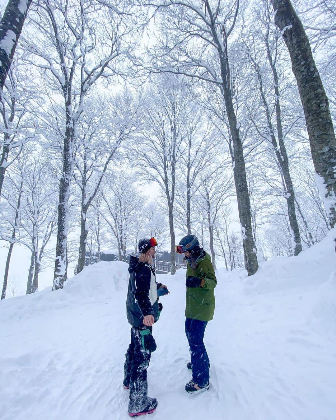 奥家沙枝子のインスタグラム：「白馬岩岳の散歩道❄️ ボードを置いてコーヒーブレイクしました☕︎ . ちなみにここは鬼滅ファン注目のねずこの森🌲 雪が降る前はここに来るためのゴンドラが数時間待ちだったみたい！ . . #hakuba #japan #snow #snowboard  #snowboarding #snowsurf #winter  #mountain #outdoor #nature #beautiful #goodday #ski#winterwonderland #trip #travel #japow #powder #powday #GoPro #mountainharbor #GoProのある生活 #スノボ #スノーボード #雪 #パウダー #山 #長野#白馬#鬼滅の刃  @hakuba_iwatake  @hakubavalley」