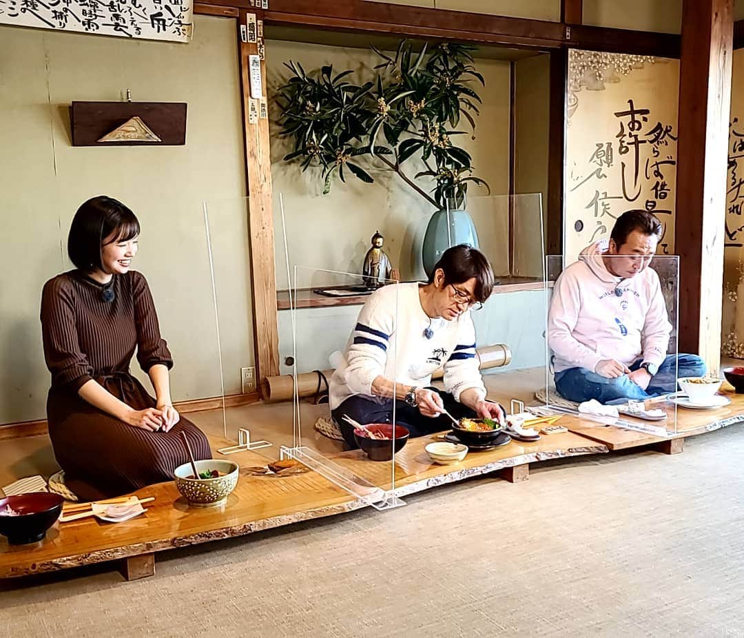 小高亮さんのインスタグラム写真 - (小高亮Instagram)「今日は大竹さんの右手(右肩)がイマイチ上がっていないな…と思ったアナタは鋭いです。  この前の「さまぁ～ず東京」で話していたのは、この日のロケことです。  #モヤさま #湯河原 #さまぁ～ず東京 #大竹一樹」1月10日 21時35分 - odaka_p