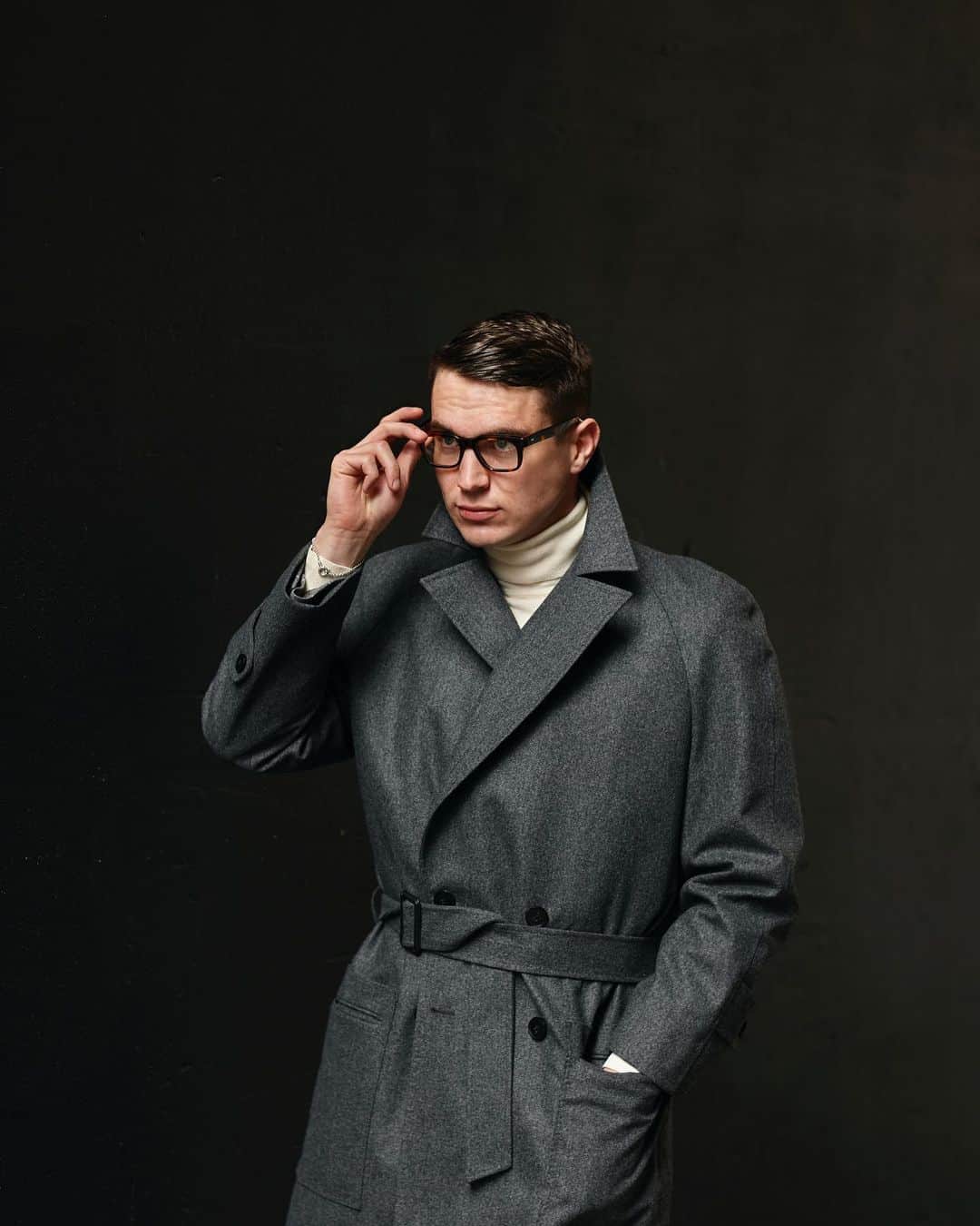 のインスタグラム：「@benedict_browne wears our ready-to-wear raglan overcoat, cut in Italian wool flannel with a technical showerproof treatment. Limited pieces available in our end-of-season sale, tap to shop. . Photographs by @debrahurfordbrownphotographer and @aperture_apparel.」