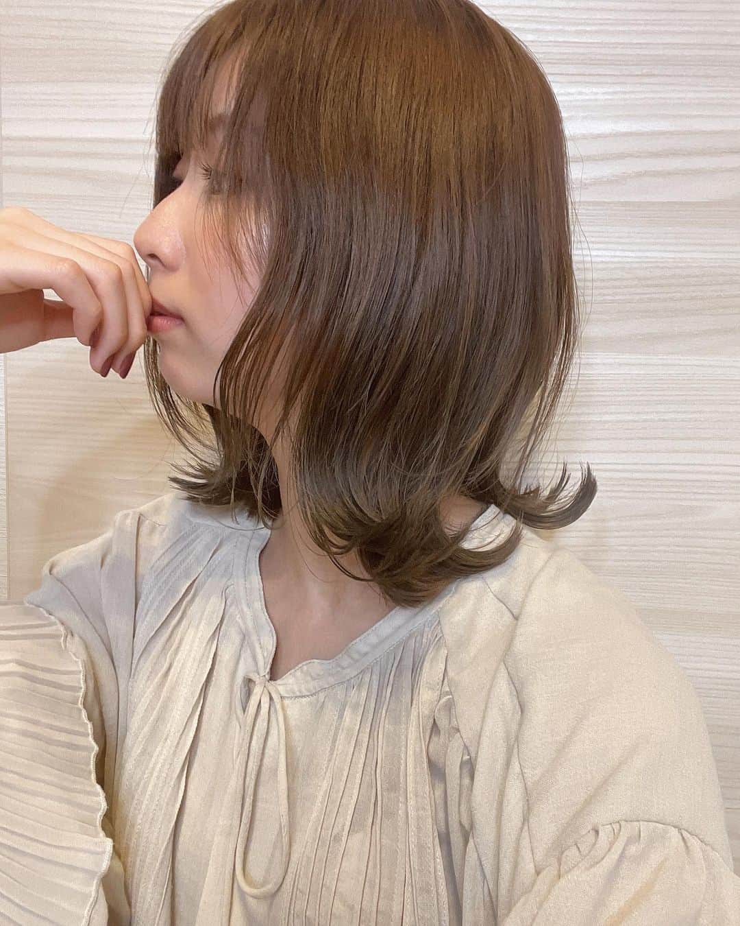 中島愛蘭さんのインスタグラム写真 - (中島愛蘭Instagram)「5センチほど髪を切りました‪🤍 この長さにするのは4年ぶりくらいかな？ ギリギリ結べる長さでカットしてもらったよ！ ︎︎カラーはスモーキーグレージュで 明るめです🐺 ︎︎今年も @vicca_hair でお世話になります✨」1月10日 21時39分 - aira_nakajima