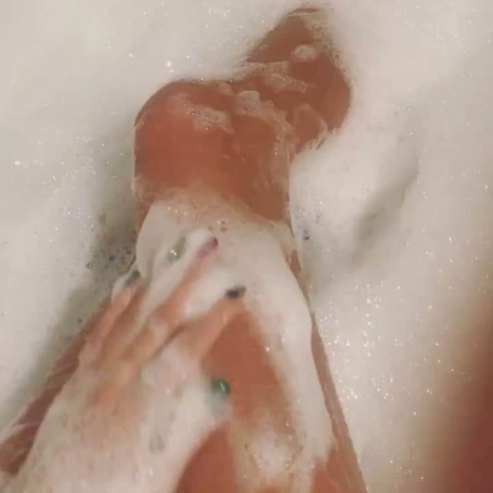 長谷川唯のインスタグラム：「・ ・  soak in the bathwater🛁🛁  ・ ・ 今日は時間もたっぷりだから2時くらいはいるよー♡2時くらいのときはこまめに休憩しての繰り返し🚿  ・ ・ 寒いときのお湯に浸かる瞬間、「はぁー気持ちいい」ってつい言葉にでちゃう🙈笑  ・ ・ #bathtime #bath #bathroom #泡風呂 #happy #お風呂好き #半身浴 #me #today」