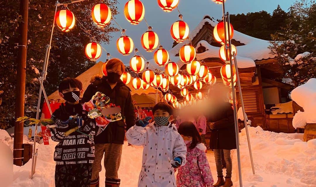 太陽チャンネルのインスタグラム：「. 今朝起きてビックリだよ ここはロシアか！？ってくらい積もってたからね😂 3日続けて雪報申し訳ねぇ！！😹 夕方十日戎行って福笹オールのせしてもらって 可愛い熊手買ってきた😚💕 むかし京都のえびす神社で舞妓さんにもち？ 渡してもらったの思い出すなあ😍🥰 ここにも可愛い福娘おったよ～寒いのにお疲れサマンサ！！⛄明日も雪報告したらごめんね😹 どっか出かけたいな😹😹😹 #大雪  #助けて」