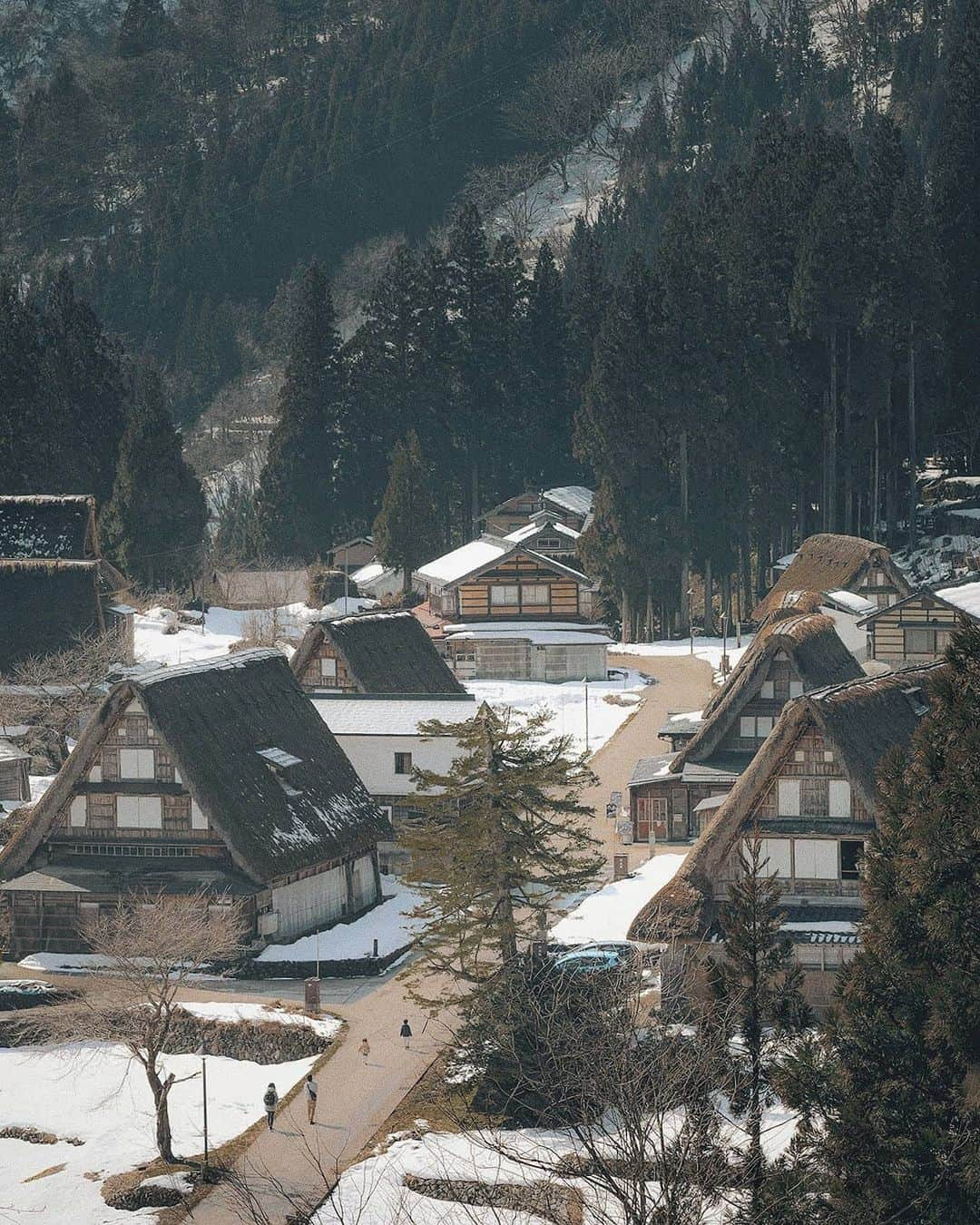 Berlin Tokyoさんのインスタグラム写真 - (Berlin TokyoInstagram)「Surrounded by steep mountains, this idyllic village with traditional thatched-roof houses offers a quaint sight of pre-modern Japan. . Gokayama's lifestyle and culture remained very traditional for many years after the majority of the country had modernized. Many of the houses surpass 300 years in age. . . . #hellofrom gokayama, #japan」1月10日 21時44分 - tokio_kid