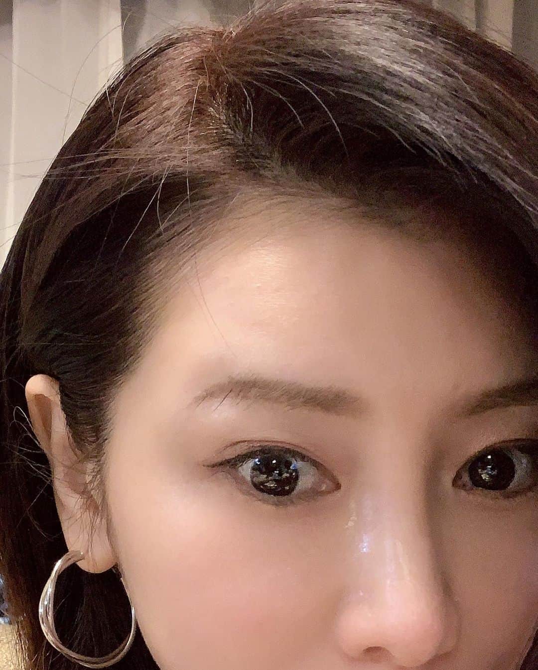 水谷雅子さんのインスタグラム写真 - (水谷雅子Instagram)「今日リタッチカラーしました✨✨ 分け目は白髪が出やすいですよね💧 今回はsyossロイヤルブラウンです。 masakoビューティーオイルを数滴混ぜて染めましたよ😉👍✨ トリートメントとヘアオイルはエイトザタラソ 髪が多い私でもつるんとまとまるので気にいってます。 リピート率高いです☺️❤️ ドラッグストアにありますよ！ #リタッチカラー#セルフリタッチ #三面鏡 #syossy#ロイヤルブラウンカラー #しっかり染まります　 #根元少し明るく #masakoビューティーオイル  #トリートメント#エイトザタラソ  #エイトザタラソモイストヘアオイル  #水谷雅子#水谷雅子beautybook50の私」1月10日 21時44分 - mizutanimasako