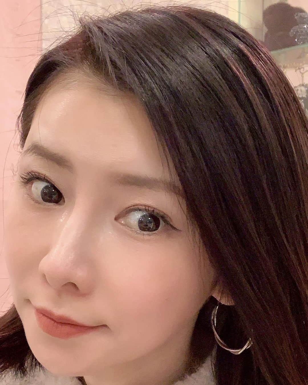 水谷雅子さんのインスタグラム写真 - (水谷雅子Instagram)「今日リタッチカラーしました✨✨ 分け目は白髪が出やすいですよね💧 今回はsyossロイヤルブラウンです。 masakoビューティーオイルを数滴混ぜて染めましたよ😉👍✨ トリートメントとヘアオイルはエイトザタラソ 髪が多い私でもつるんとまとまるので気にいってます。 リピート率高いです☺️❤️ ドラッグストアにありますよ！ #リタッチカラー#セルフリタッチ #三面鏡 #syossy#ロイヤルブラウンカラー #しっかり染まります　 #根元少し明るく #masakoビューティーオイル  #トリートメント#エイトザタラソ  #エイトザタラソモイストヘアオイル  #水谷雅子#水谷雅子beautybook50の私」1月10日 21時44分 - mizutanimasako