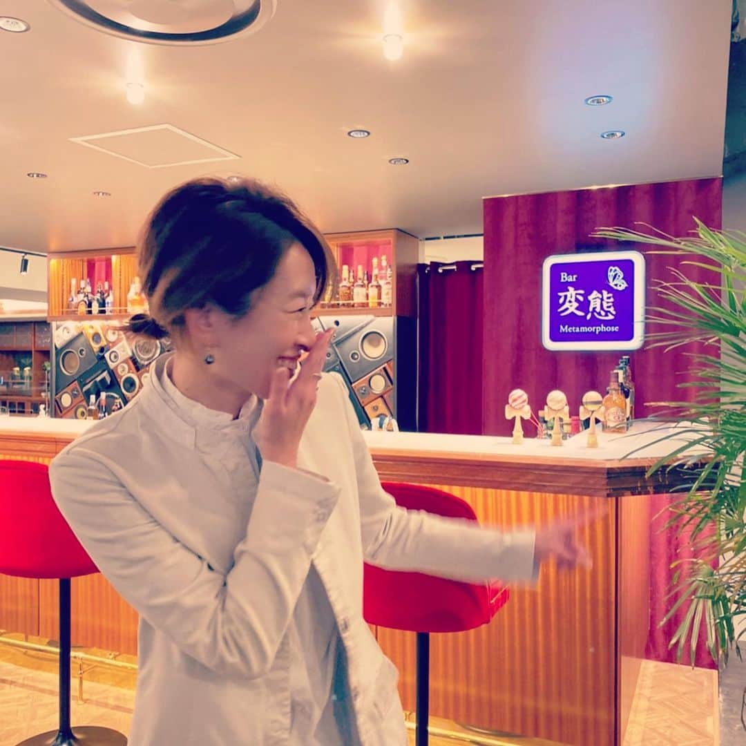 島袋寛子さんのインスタグラム写真 - (島袋寛子Instagram)「– 笑うことの大切さ。 感じる。 歯ーだしてこう！とはなかなかいかない今ですが、、 心を柔らかくもっていたいです😌  成人を迎えた皆様おめでとうございます㊗️  変化が多くて、今までどおりとはいかない今ですが、それもこれも、大切な人生の1ページ。  大切なことは目にみえないことの方が多い。  こんな私も、まわりの皆様に助けられ、できることをして、いろいろいろいろ、なんとか生きています。笑。  こじらせぎみ人生✨  きっと、みんなは大丈夫☺︎♪  たくさんの経験をしていけるように、勇気をもって一歩を踏み出していけるように、ささやかながら島袋もお祈りします💫  おめでとうー！  マスクの内側で歯ーだしてこーぜー😆💕  #メイクさんが撮ってくれた写真 #島袋さん #やること山積みですw #でもやっぱり #一度0にして #スタートしたいタイプ #自分で自分の面倒をみる #上手になりたいです #バー変態 #笑 #いつかオープンしたいかも #😂」1月10日 21時44分 - hiroko.shimabukuro