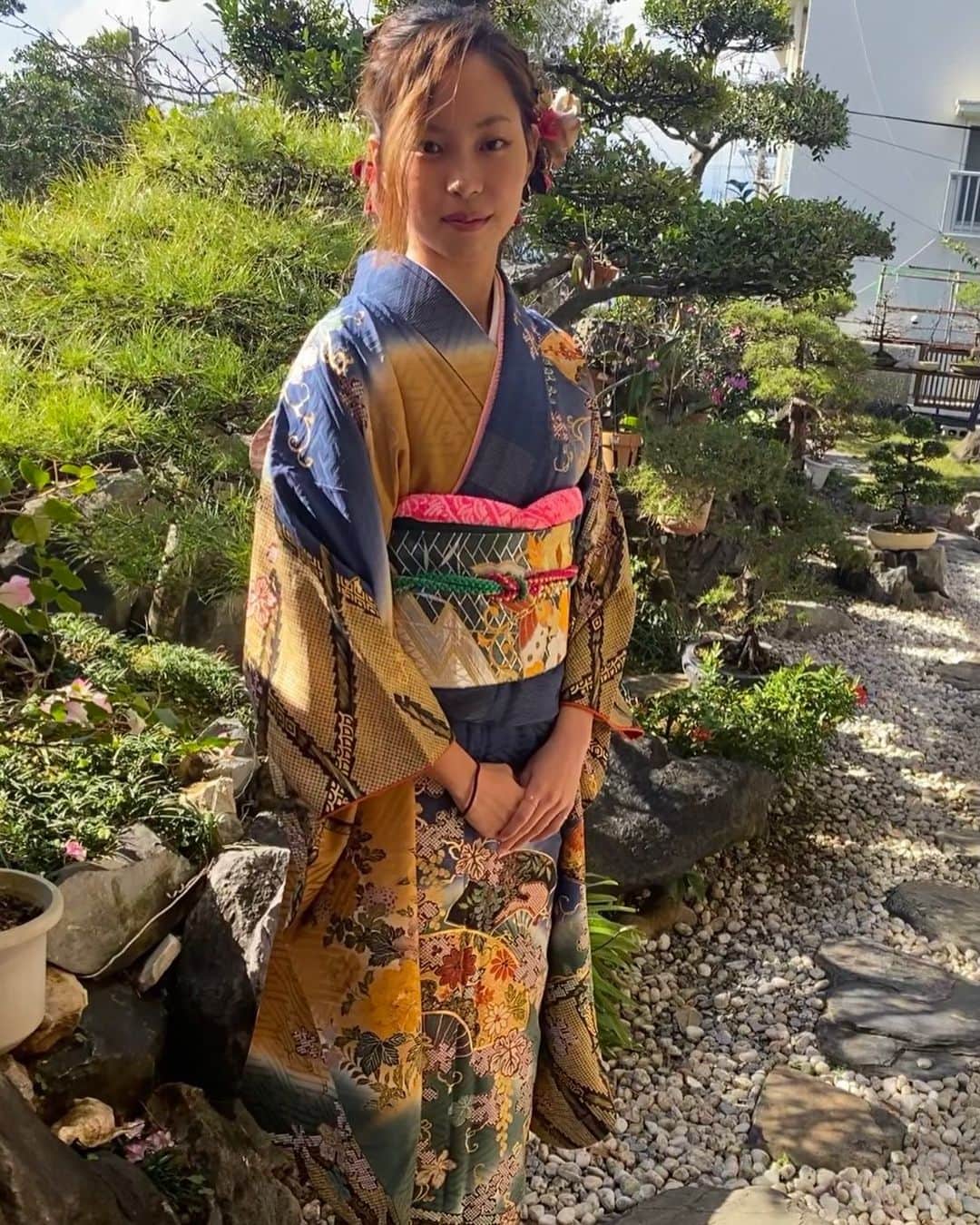 のインスタグラム：「無事に成人式を迎えることが出来ました〜🙌  SHOWROOM配信出来なくてすみませんでした🙇‍♀️  お母さんと同じ振袖着れて良かった😭 後撮りしてきたので、写真が出来上がったらまた上げますね！」