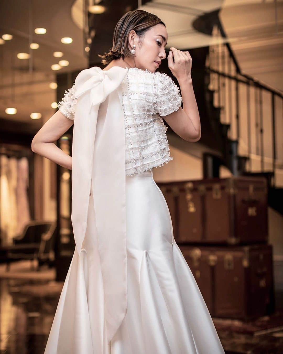 JUNOのインスタグラム：「Viktor & Rolf mariage﻿ "Frosted tweed godet gown"﻿ ﻿ クリーンで立体的なマーメイドドレスに﻿ クリスタルやストーンを組み合わせて ツイード風に﻿仕上げたデザインのボレロ﻿  その創造性に心ときめく一着です ﻿ その名の通り、霜が降りたような﻿ 透明感と輝き、立体感のあるボレロは﻿ アートを愛するデザイナーならでは ﻿ バックネックにふんわりと揺れる﻿ オーガンジーのボウが﻿ モードでスタイリッシュな中にも﻿ エレガントなエッセンスを加えてくれます。﻿  ﻿ Dress：03-20351﻿ ﻿ ﻿ ﻿ #viktorandrolfmariage﻿ #inesdisanto﻿﻿ #MARCHESA﻿﻿ #antonioriva﻿﻿ #naeemkhan﻿﻿ #inmaculada﻿﻿ #kennethpool﻿﻿ #zacposen﻿﻿ #juno﻿﻿ #junowedding﻿﻿ #wedding﻿﻿ #weddingdress﻿﻿ #ジュノ﻿﻿ #ウエディング﻿﻿ #ウェディング﻿﻿ #ウエディングドレス﻿﻿ #ウェディングドレス﻿﻿ #ドレス﻿﻿ #プレ花嫁﻿﻿ #2020春婚﻿﻿ #2020夏婚﻿﻿ #2020秋婚﻿﻿ #福岡花嫁﻿﻿ #東京花嫁﻿﻿ #九州花嫁﻿﻿ #関東花嫁」