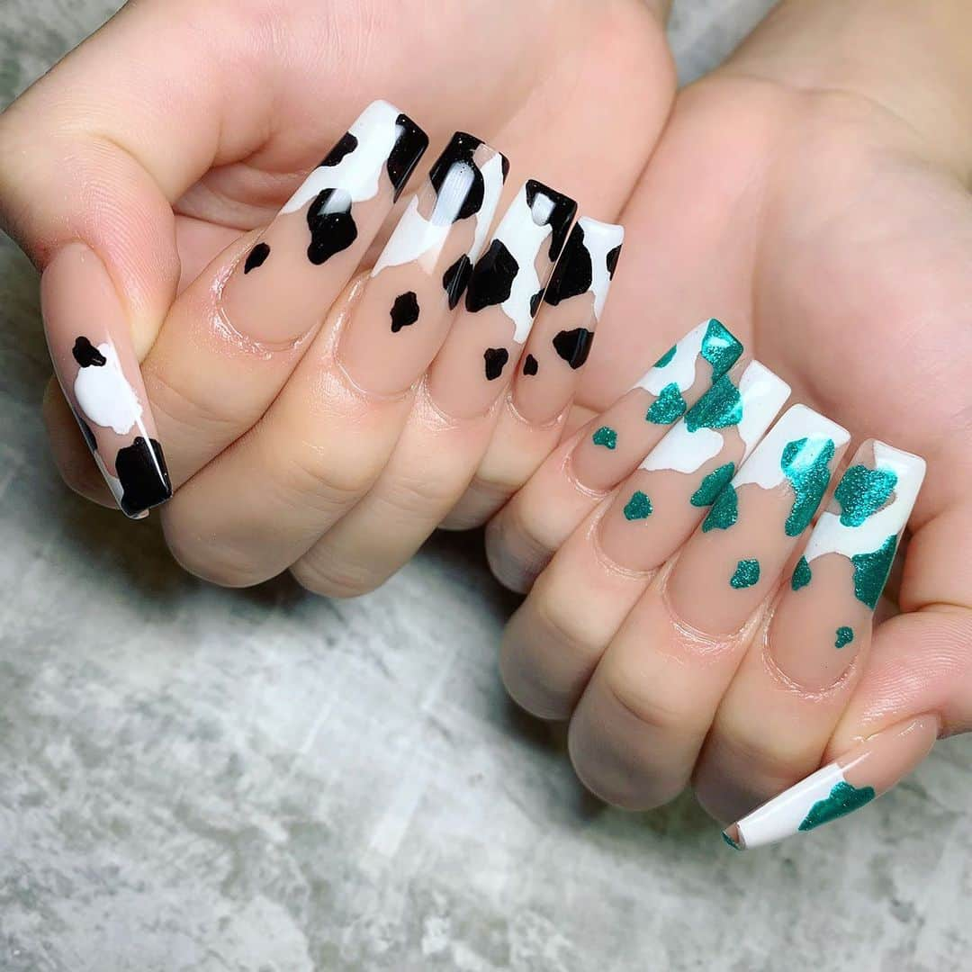 あやか（石山彩花）さんのインスタグラム写真 - (あやか（石山彩花）Instagram)「2021 NEW NAIL Cownail🐮  丑年とゆう事で牛柄に♡🐄  牛柄でフレンチに！ 右手は白黒で 左手は白にエメラルドみたいな色のラメで派手に♡  めっかわすぎるねこれわ。。  あやさん今年もよろしくお願いします💕 @ankhnail_aya さんに 今年も絶対お世話になります！🤣  @ankhcross_nail さんは 神業すぎるー！！！  #ankhcross #cownails #cownails🐄 #nails #2021年 #2021nails #スカルプネイル #フレンチネイル #アニマルネイル」1月10日 21時49分 - ayakateen821