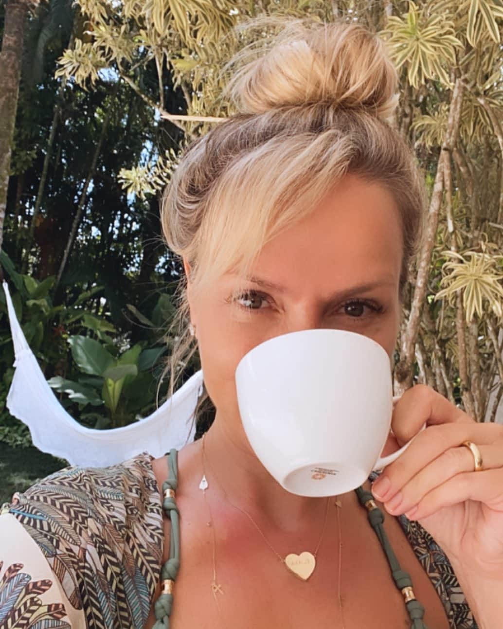 Eliana Michaelichin Bezerraのインスタグラム：「Um domingo abençoado! Bom dia!! P.S.: quem não tem elástico, usa o que para prender o cabelo? 🤣」