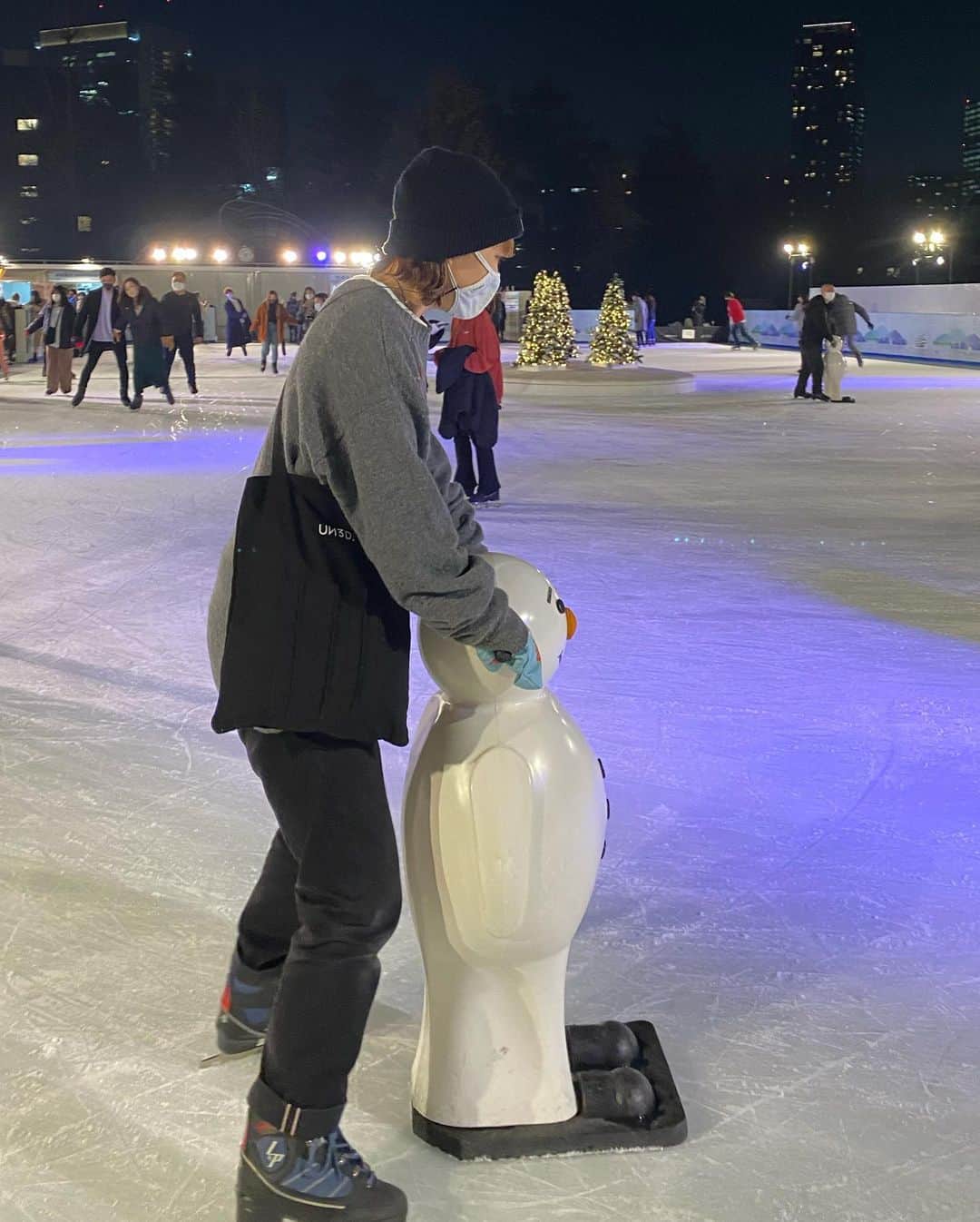 おりはらまよさんのインスタグラム写真 - (おりはらまよInstagram)「. はじめてのアイススケートはスノーマンのお陰で転ばずに楽しめました⛄️❄️大感謝⛄️❄️  #去年」1月10日 22時03分 - ___mayonnaise