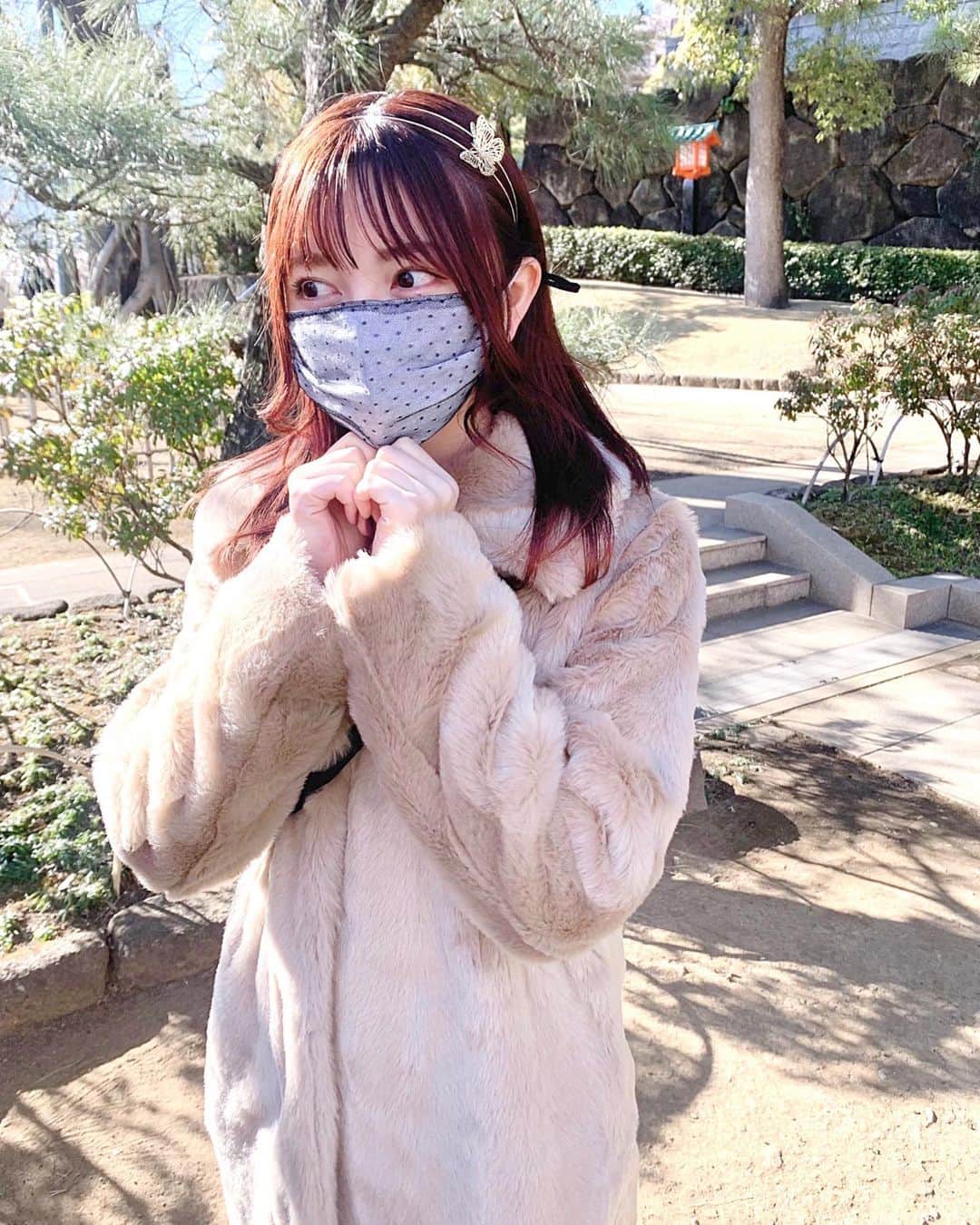 廣川奈々聖のインスタグラム：「少し前に 初詣に行ったときの写真🐕⛩﻿ ﻿ マスクを二枚重ねして感染対策をより強めてるよ！﻿ 効果あるかな ……¨̮ ﻿ ﻿ 世の中が大変な状況でも、﻿ 日常の幸せをちゃんと感じられる1年でありますように！ ﻿ ﻿ ﻿ ﻿  ﻿ Message in English ︎︎☁︎︎*. How was your new year's holiday? ﻿ ﻿ I visited a shrine to make wishes for new year.﻿ I hope that this will be a wonderful year for everyone.💫﻿ ﻿ ﻿ ﻿ ﻿ ﻿#初詣#マスクメイク#ピンクメイク#冬コーデ @wasuta.world」
