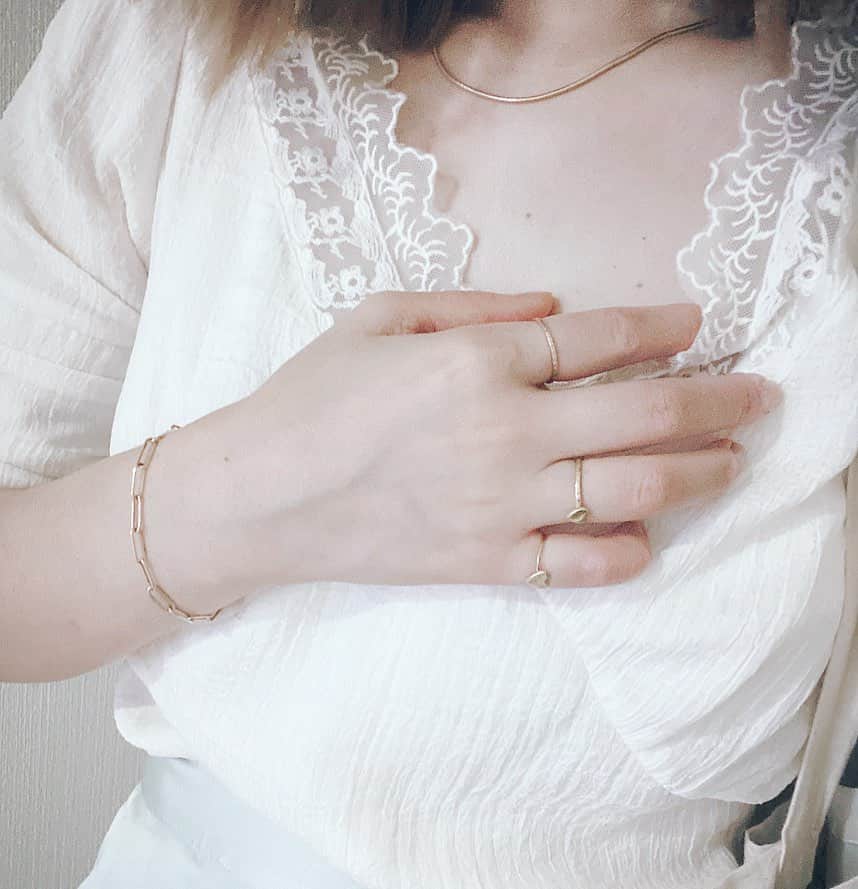 佃加菜のインスタグラム：「アクセサリーはgold🤍 . information 🤍 17〜19日は連休を頂いております🙇‍♀️🤍 前後のご予約を既に入れて下さり、ありがとうございます🤍」