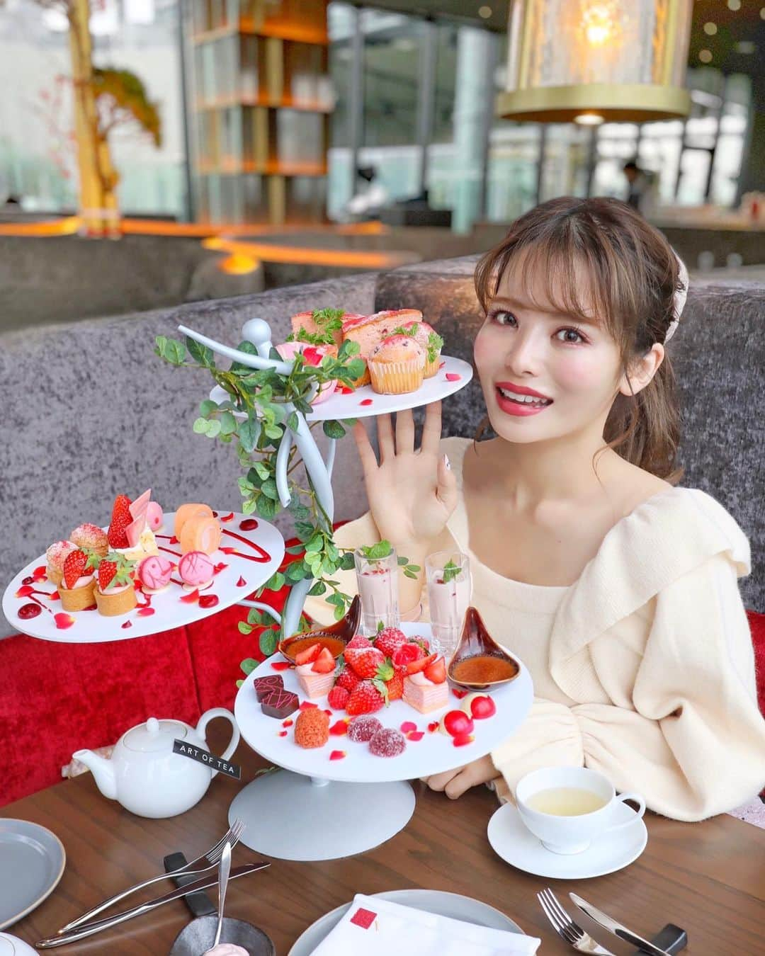 小沼瑞季さんのインスタグラム写真 - (小沼瑞季Instagram)「Sᴛʀᴀᴡʙᴇʀʀʏ ʜɪɢʜ ᴛᴇᴀ🍓🫖🍃﻿ ﻿ ﻿ ﻿ 先日、CÉ LA VI TOKYOにて﻿ 『ストロベリーハイティー』を﻿ 頂いてきました☕️🍰🍓﻿ ﻿ とにかくいちごづくしなメニュー🍓🍓🍓﻿ 大好きな苺いっぱい食べれて嬉しい😍❤️﻿ 全て甘いスイーツのみなので﻿ 甘党な方には特におすすめです🥰️！﻿ ﻿ ﻿ 皆様、三連休はいかがお過ごしですか？🐶﻿ 私はずっとおうちでYouTubeの編集したり﻿ テレビを見たりして過ごしていますが﻿ 今日は食べ物を買いにデパ地下へ行きました🚶‍♀️💨﻿ 店内も街にも人がとても少なかったです🥺﻿ 早く平穏な日が訪れてほしいな...🌸﻿ ﻿ ﻿ #celavi#celavitokyo#tokyuplazashibuya#tokyuplaza#afternoontea#セラヴィ#セラヴィトーキョー#東急プラザ渋谷#東急プラザ#アフタヌーンティー#東京カフェ#渋谷カフェ#渋谷ランチ#シンガポール#애프터눈티#점심시간#카페투어#카페스타그램#카페그램#みいきのカフェめぐり☕️🍰」1月10日 21時58分 - mizukikonuma