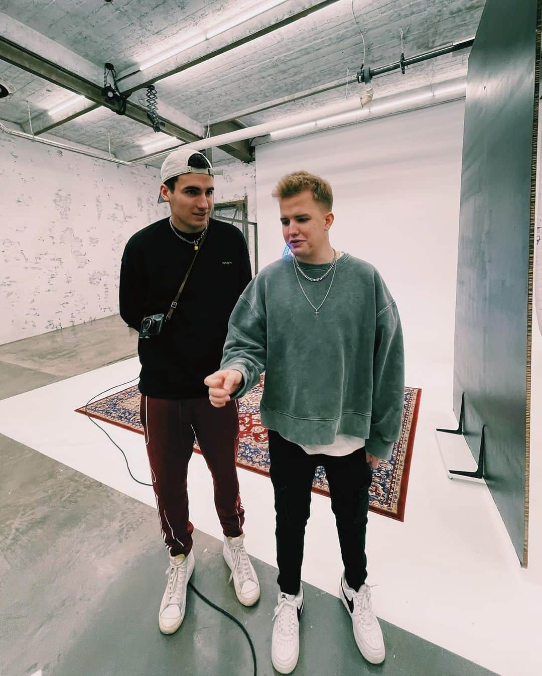 Kayefさんのインスタグラム写真 - (KayefInstagram)「Wenn man selbst mit Weitwinkelobjektiv neben @matsmitzett aussieht wien Schlumpf 😂」1月10日 22時04分 - kayefofficial